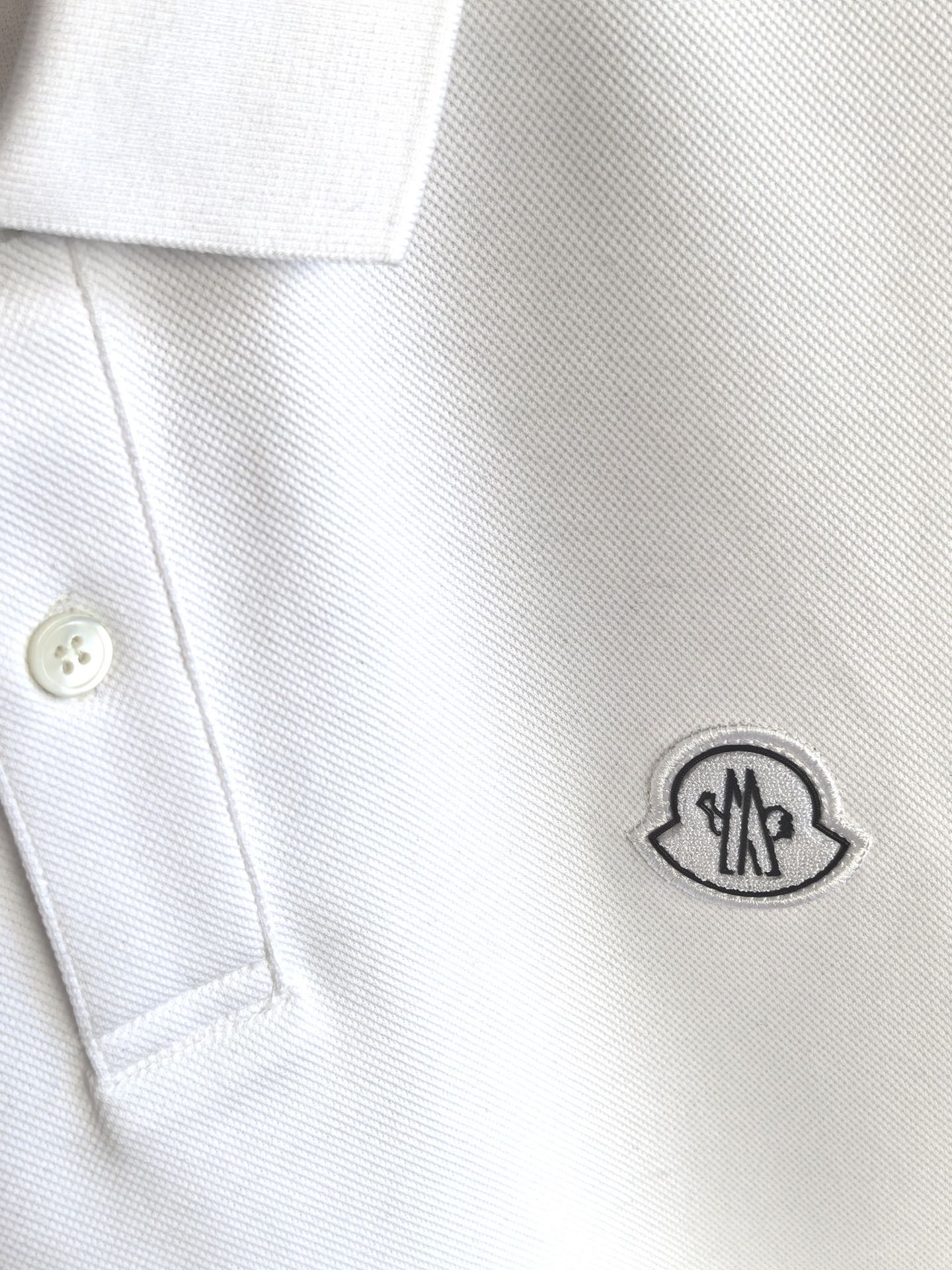 MONCLER，蒙口新款羊毛混纺Polo衫甄选羊毛双面珠地面料，于细腻肌理间，诠释当代绅士的从容格调。•