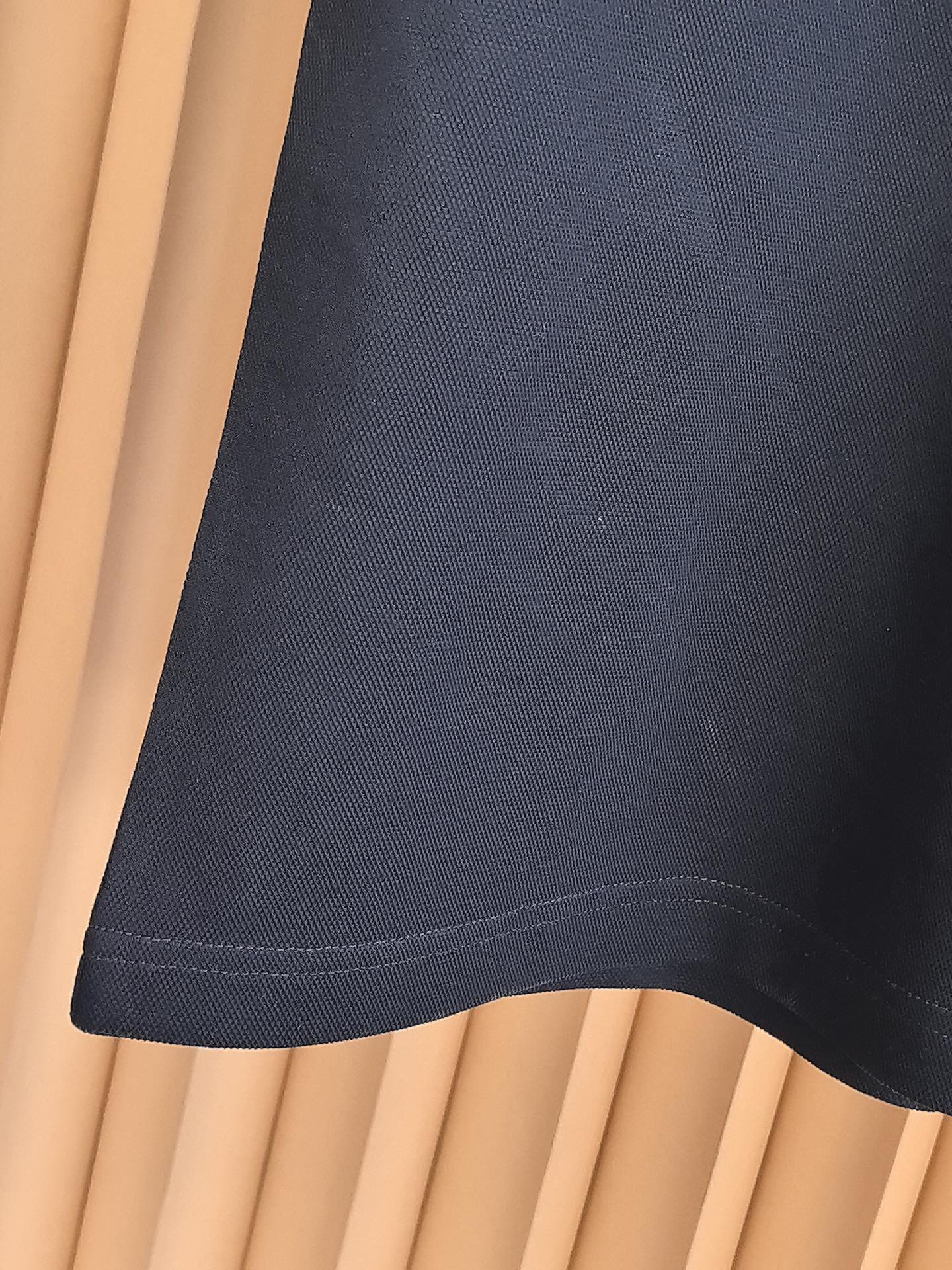 MONCLER，蒙口新款羊毛混纺Polo衫甄选羊毛双面珠地面料，于细腻肌理间，诠释当代绅士的从容格调。•