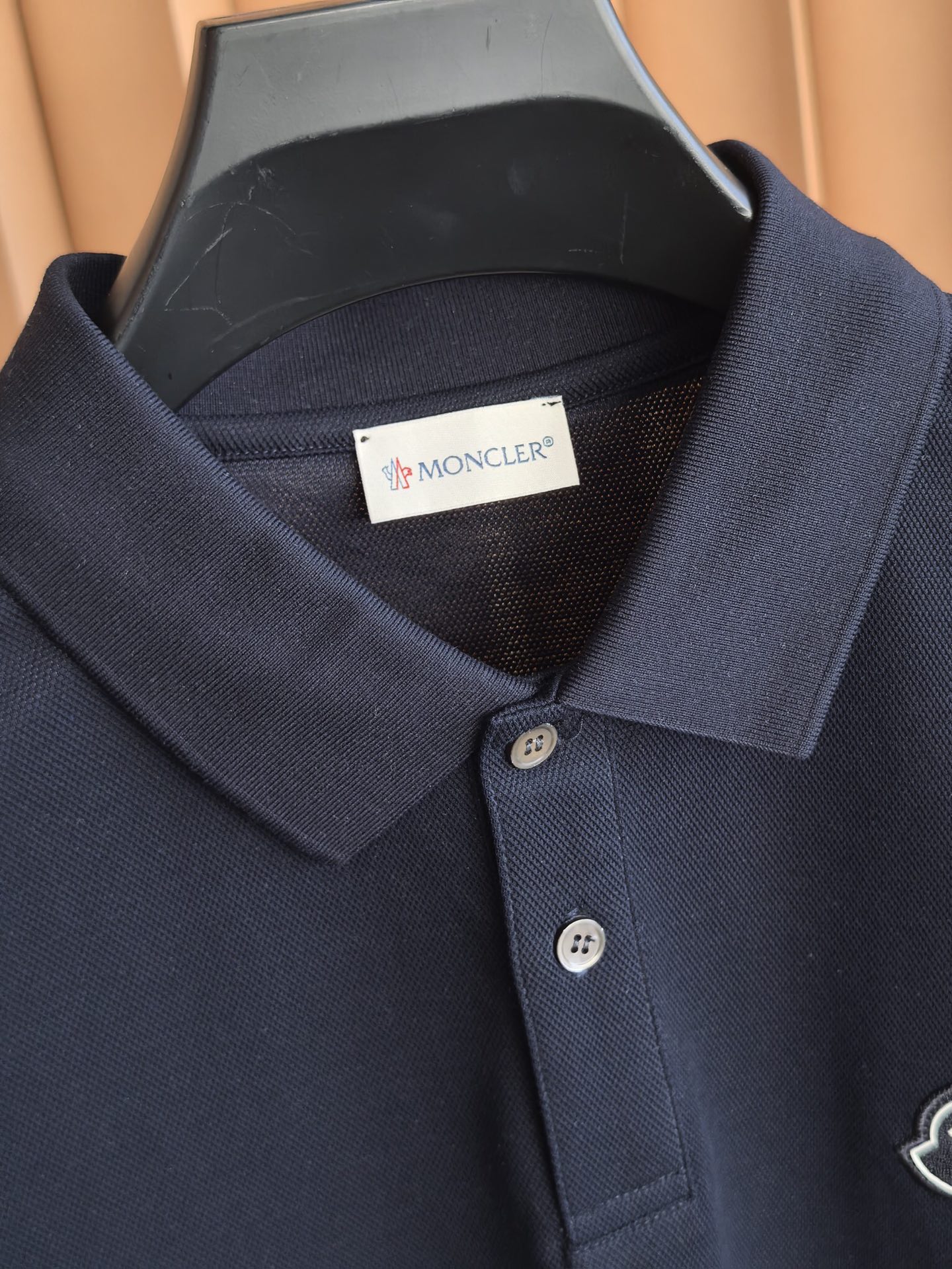 MONCLER，蒙口新款羊毛混纺Polo衫甄选羊毛双面珠地面料，于细腻肌理间，诠释当代绅士的从容格调。•