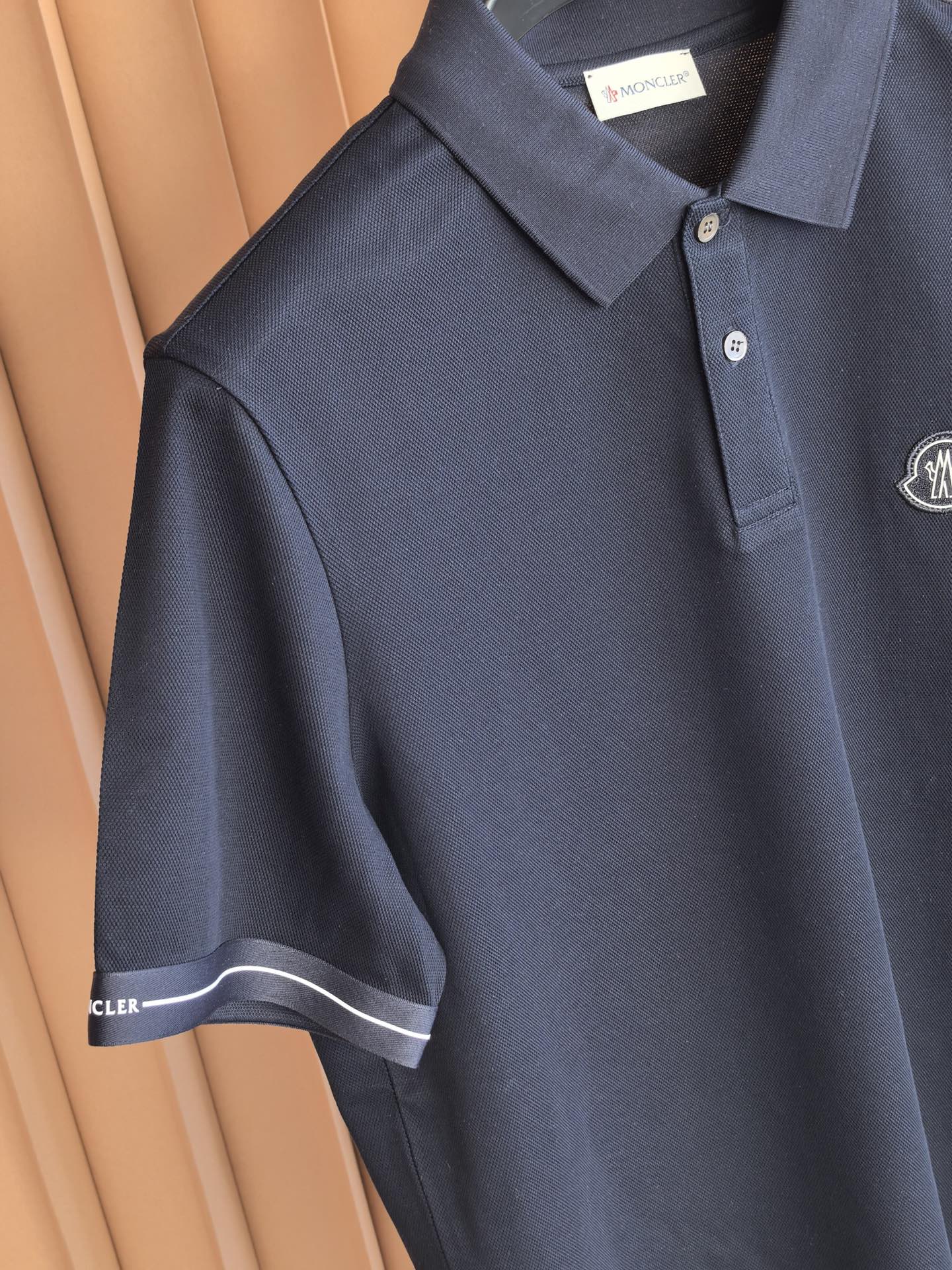 MONCLER，蒙口新款羊毛混纺Polo衫甄选羊毛双面珠地面料，于细腻肌理间，诠释当代绅士的从容格调。•