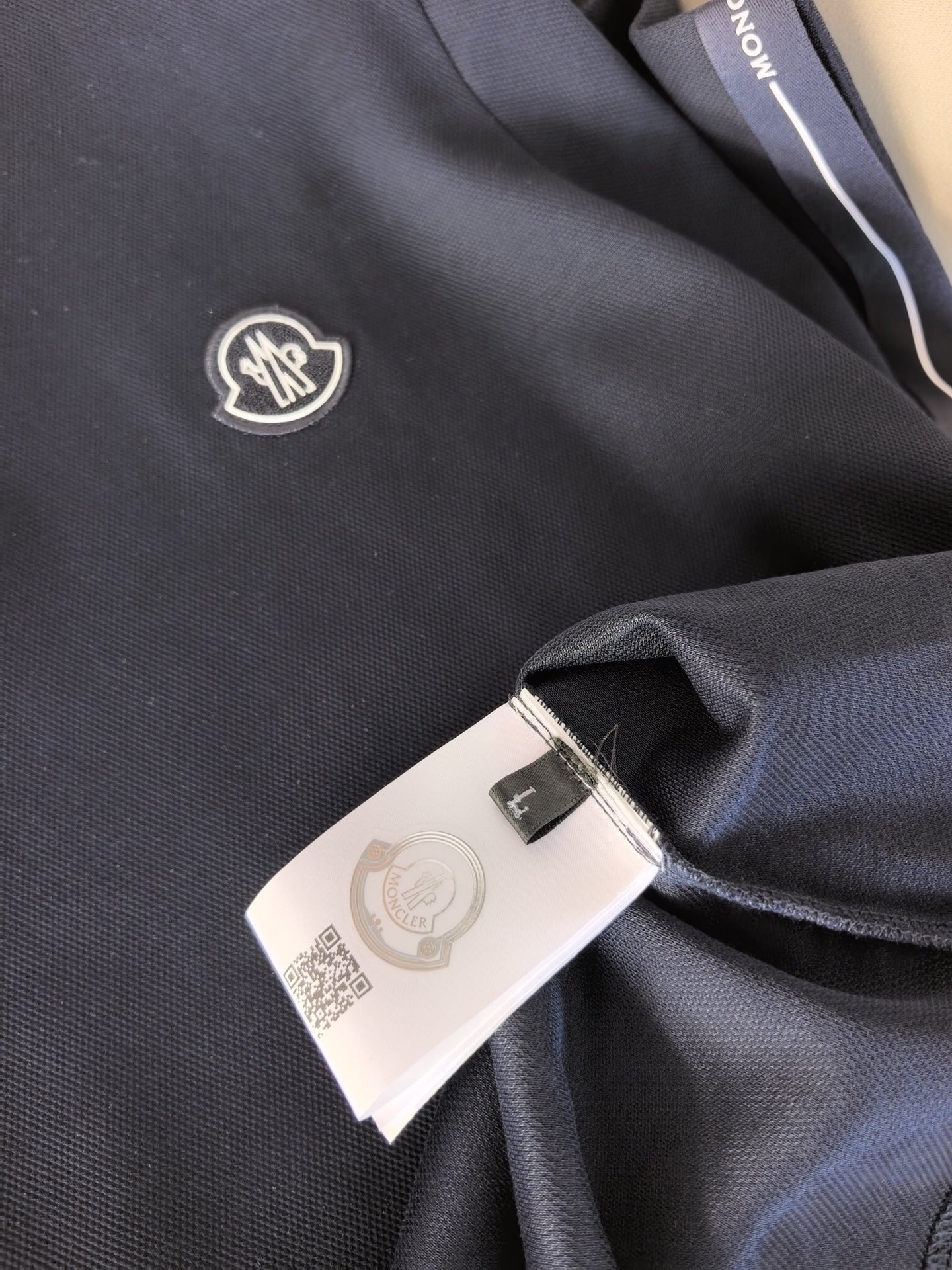 MONCLER，蒙口新款羊毛混纺Polo衫甄选羊毛双面珠地面料，于细腻肌理间，诠释当代绅士的从容格调。•