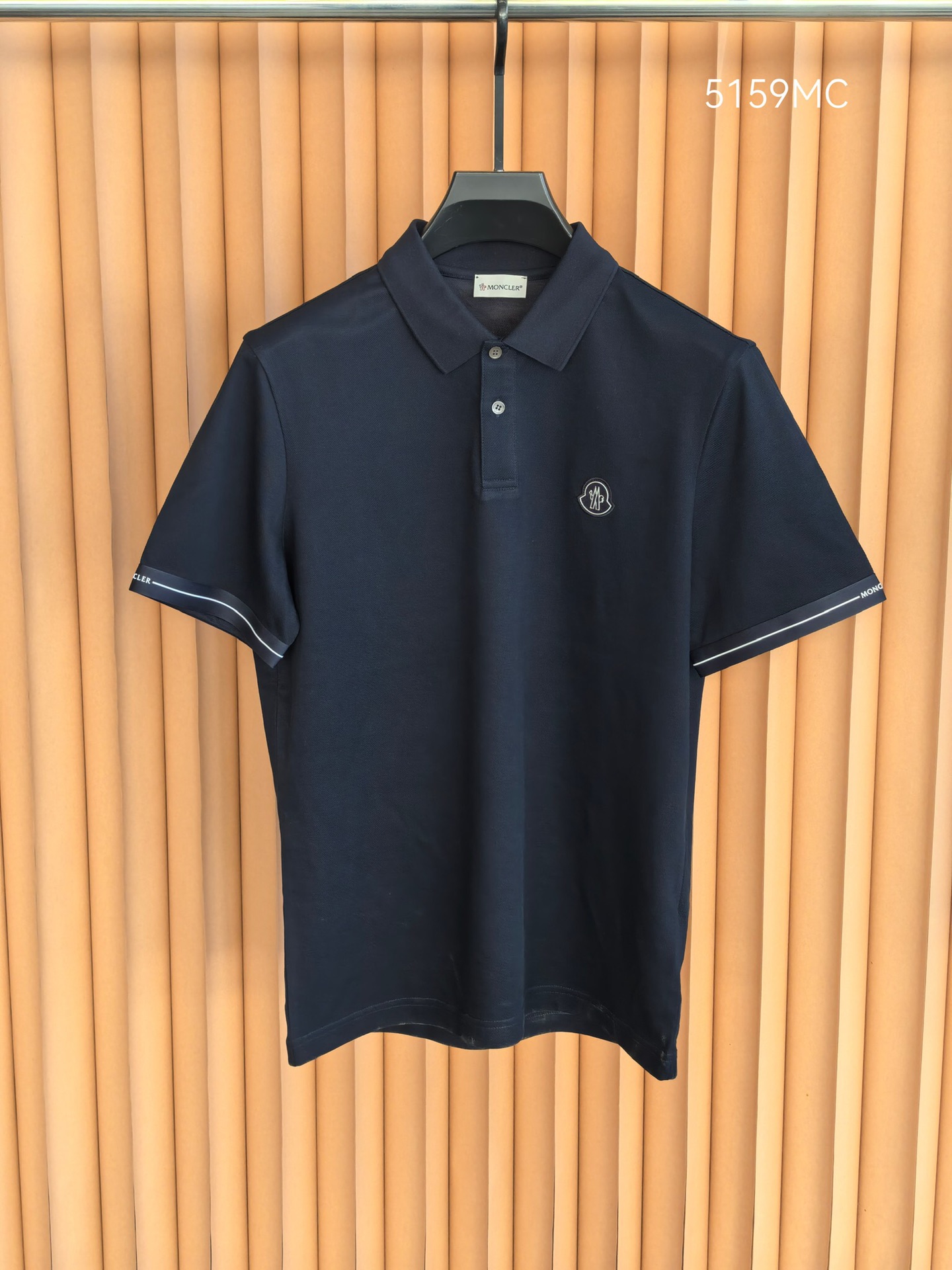 MONCLER，蒙口新款羊毛混纺Polo衫甄选羊毛双面珠地面料，于细腻肌理间，诠释当代绅士的从容格调。•