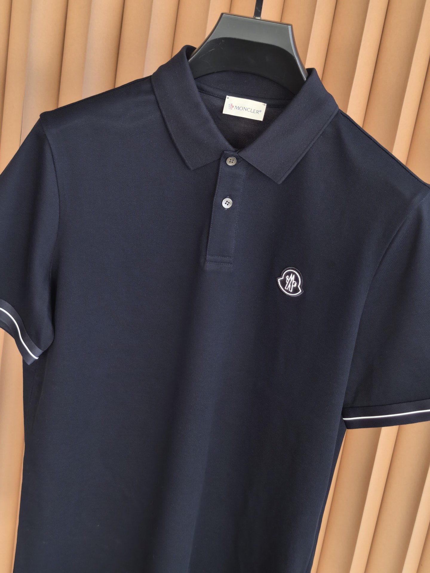 MONCLER，蒙口新款羊毛混纺Polo衫甄选羊毛双面珠地面料，于细腻肌理间，诠释当代绅士的从容格调。•