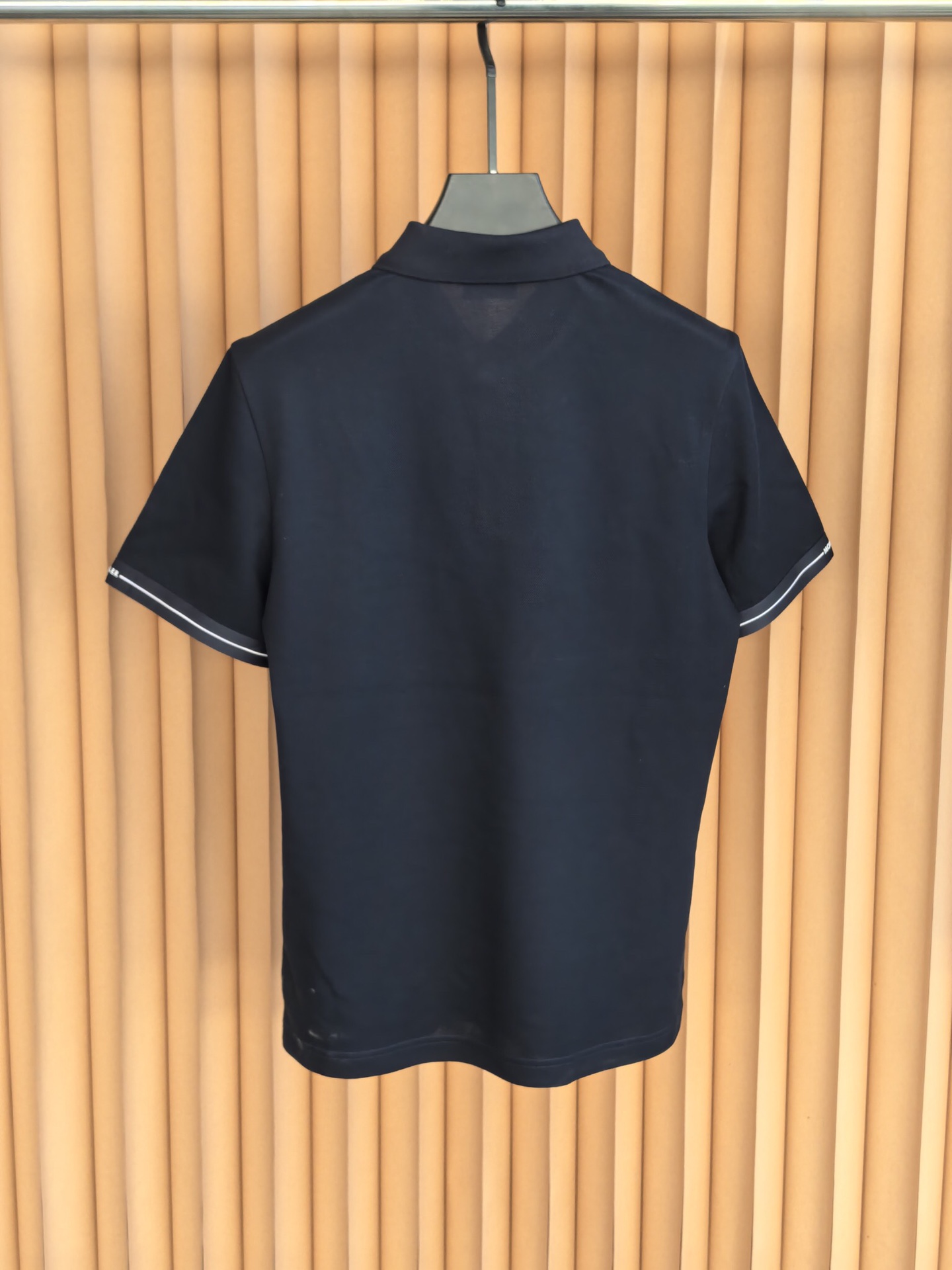 MONCLER，蒙口新款羊毛混纺Polo衫甄选羊毛双面珠地面料，于细腻肌理间，诠释当代绅士的从容格调。•