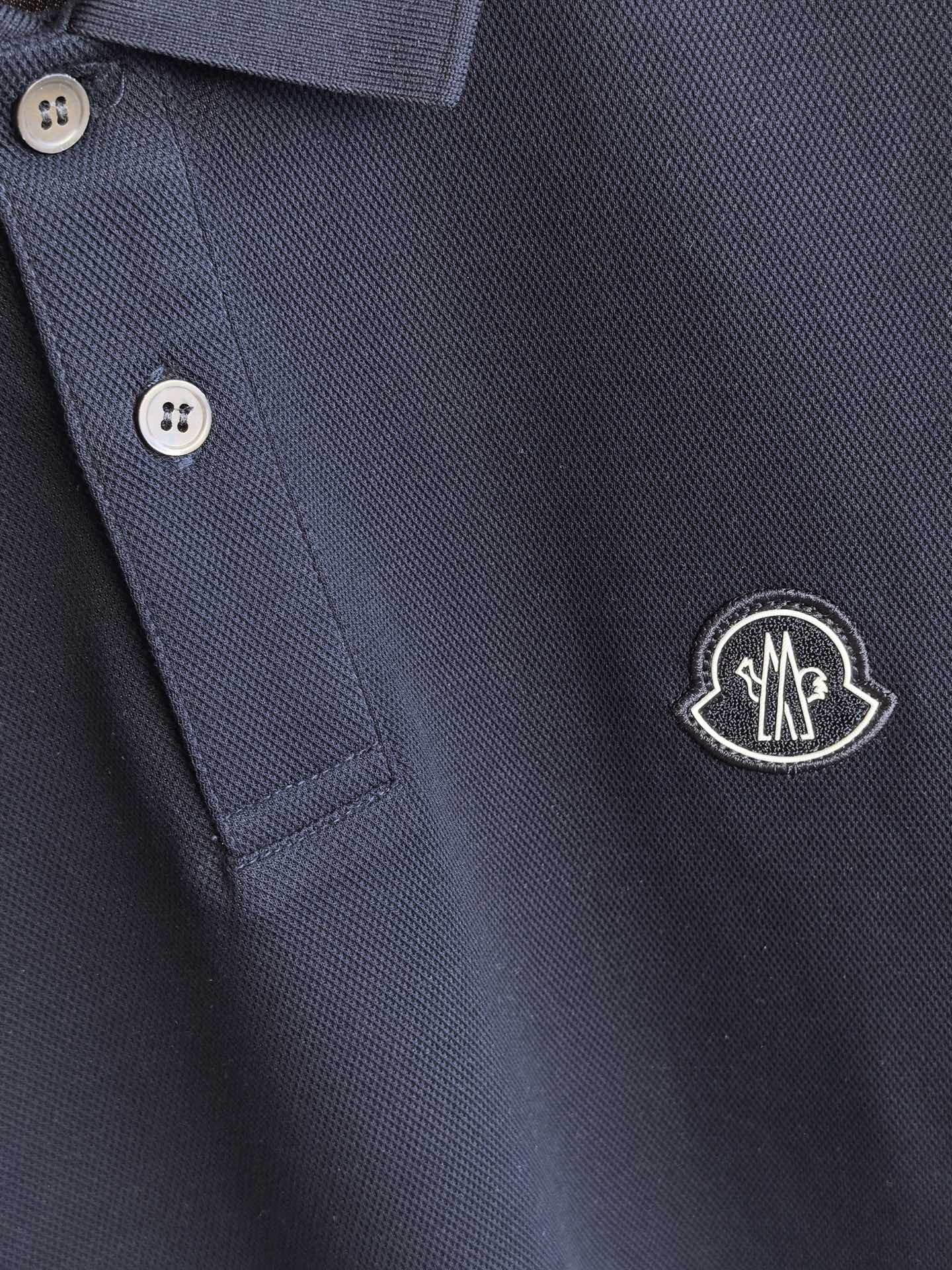 MONCLER，蒙口新款羊毛混纺Polo衫甄选羊毛双面珠地面料，于细腻肌理间，诠释当代绅士的从容格调。•