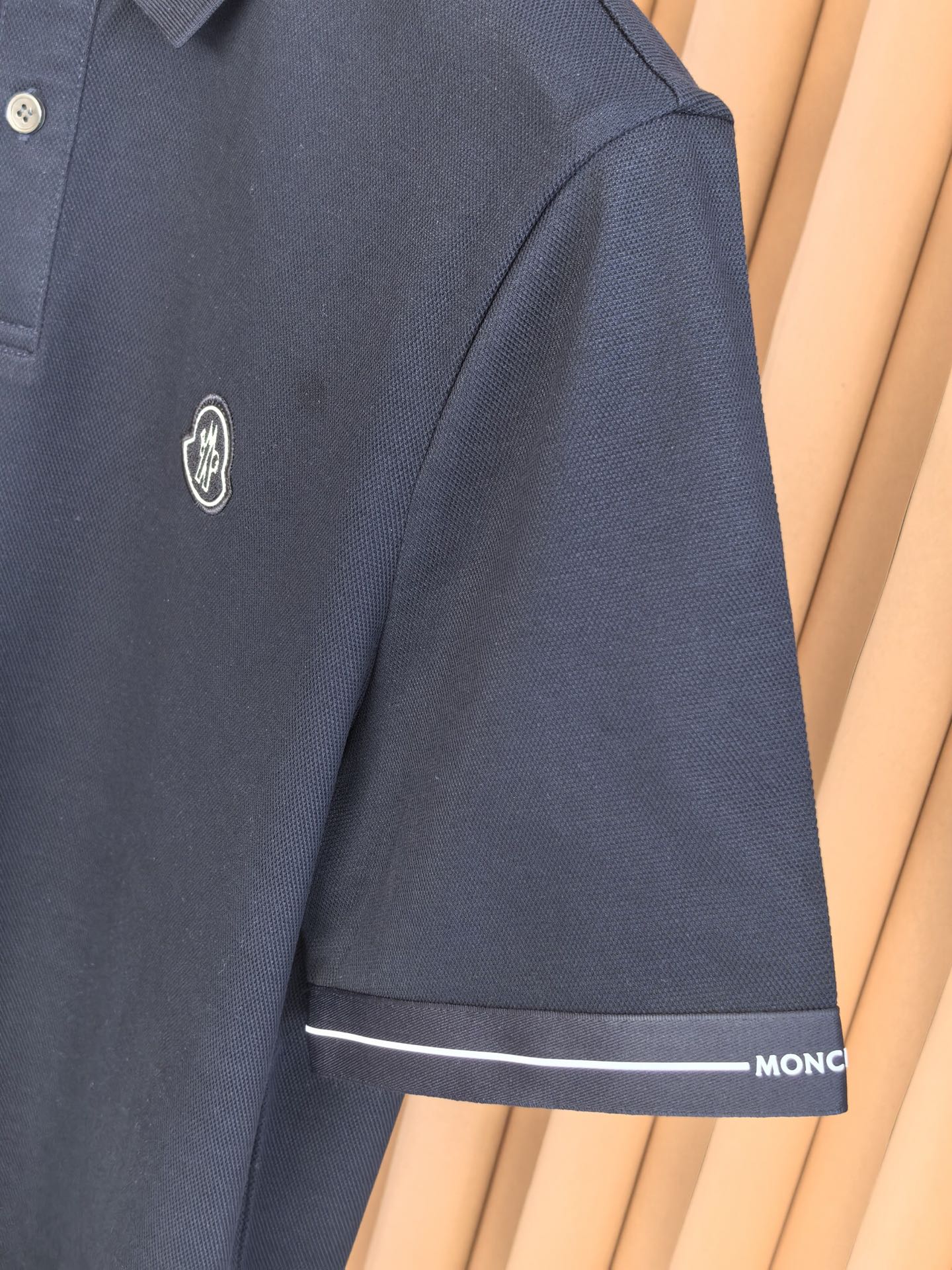 MONCLER，蒙口新款羊毛混纺Polo衫甄选羊毛双面珠地面料，于细腻肌理间，诠释当代绅士的从容格调。•