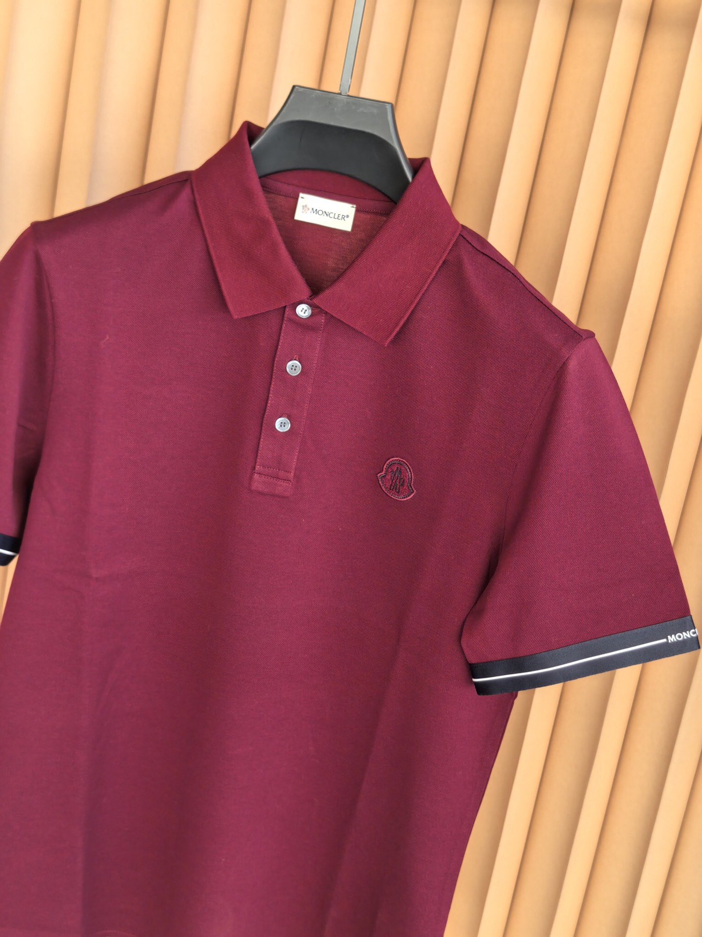 MONCLER， 蒙口新款羊毛混纺Polo衫甄选羊毛双面珠地面料，于细腻肌理间，诠释当代绅士的从容格调。