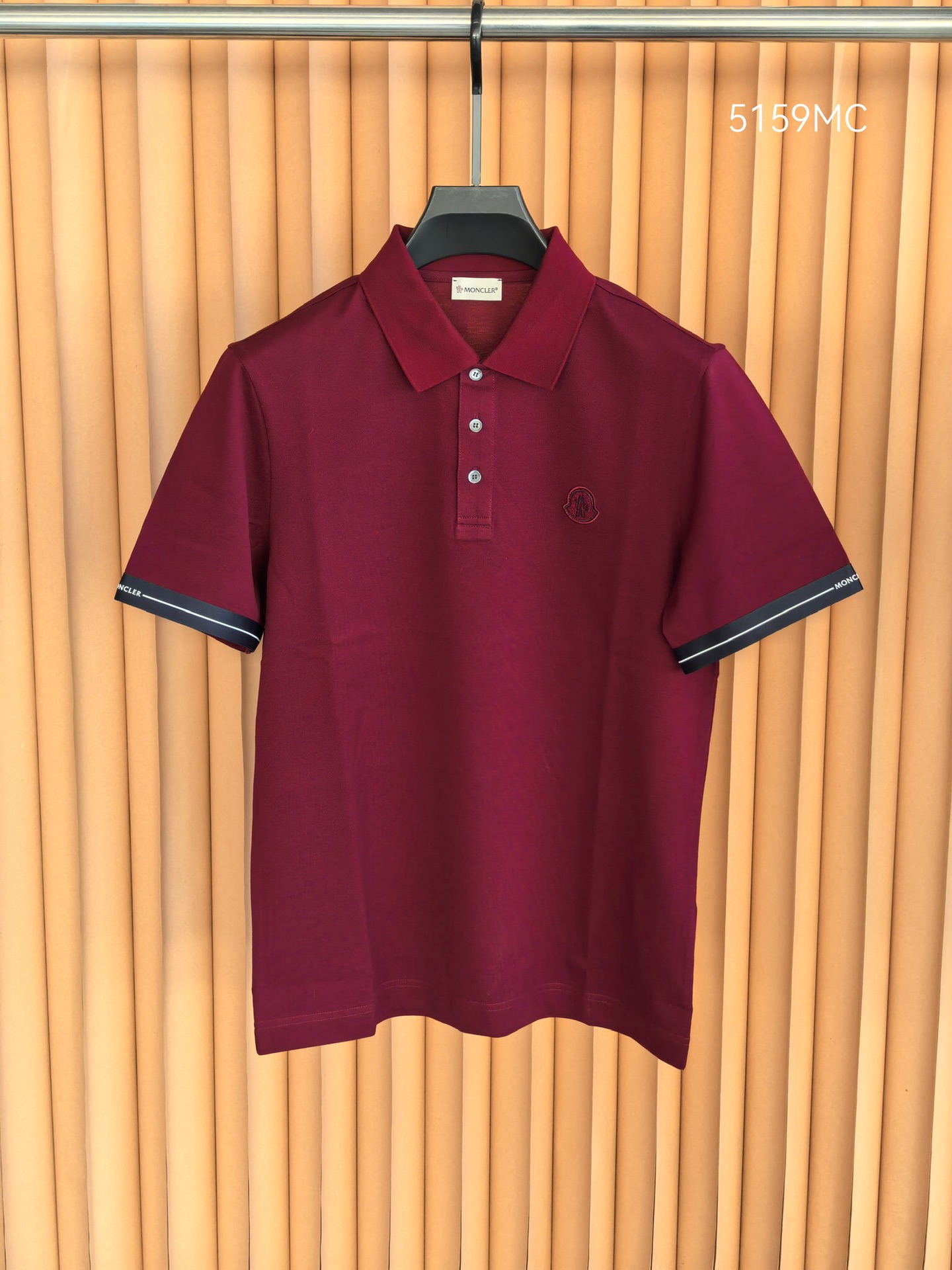 MONCLER， 蒙口新款羊毛混纺Polo衫甄选羊毛双面珠地面料，于细腻肌理间，诠释当代绅士的从容格调。