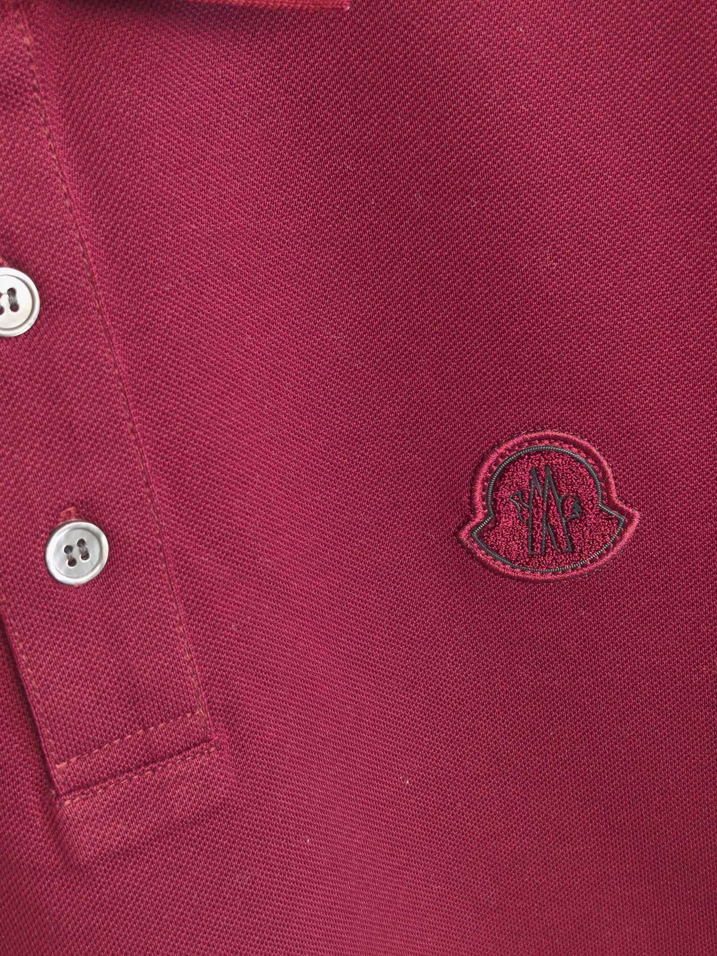 MONCLER， 蒙口新款羊毛混纺Polo衫甄选羊毛双面珠地面料，于细腻肌理间，诠释当代绅士的从容格调。