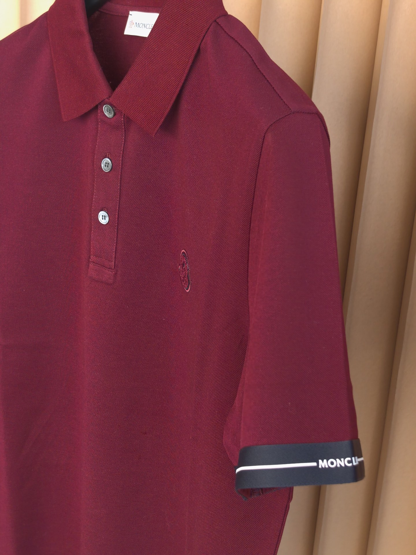 MONCLER， 蒙口新款羊毛混纺Polo衫甄选羊毛双面珠地面料，于细腻肌理间，诠释当代绅士的从容格调。