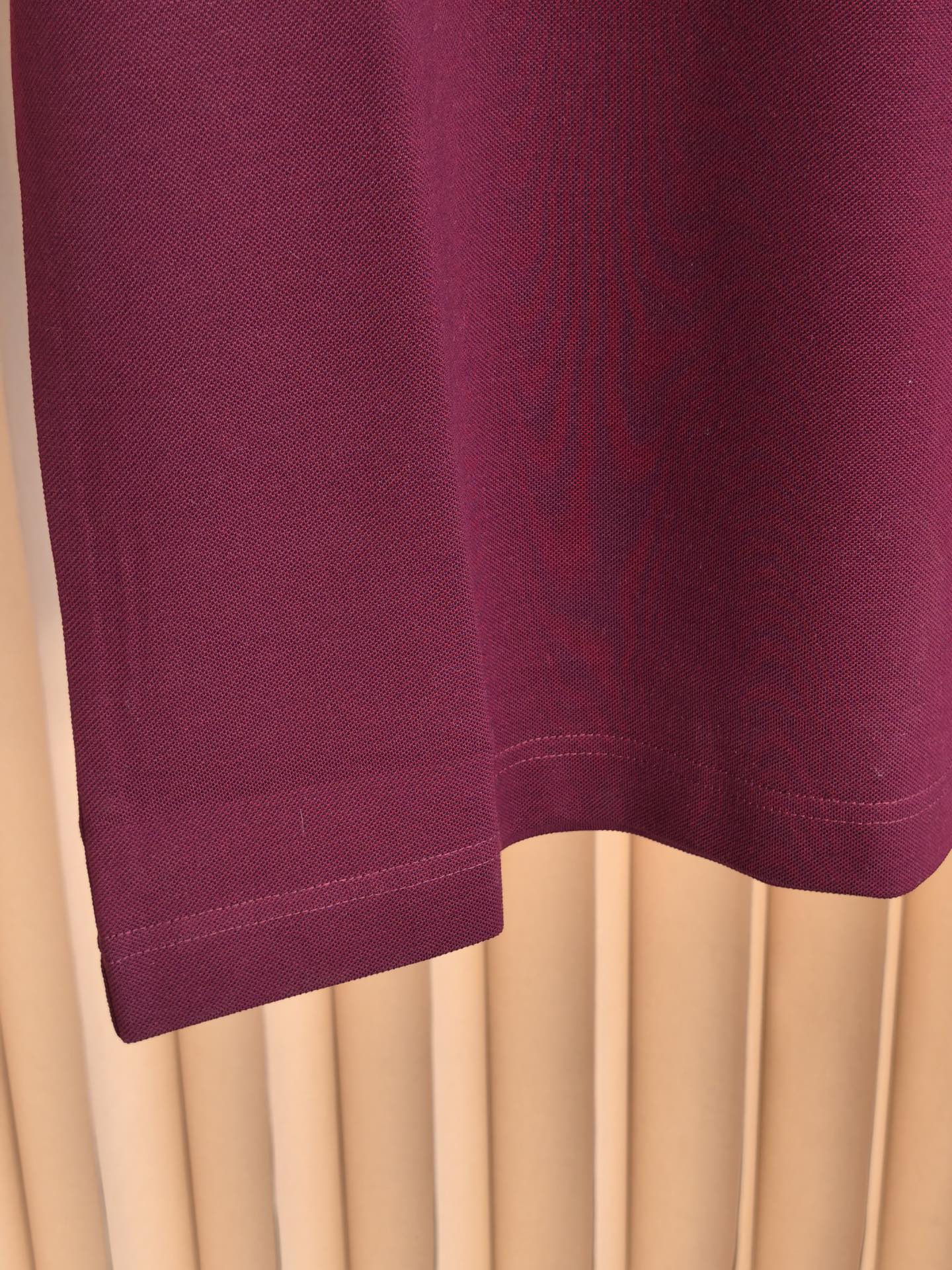 MONCLER， 蒙口新款羊毛混纺Polo衫甄选羊毛双面珠地面料，于细腻肌理间，诠释当代绅士的从容格调。