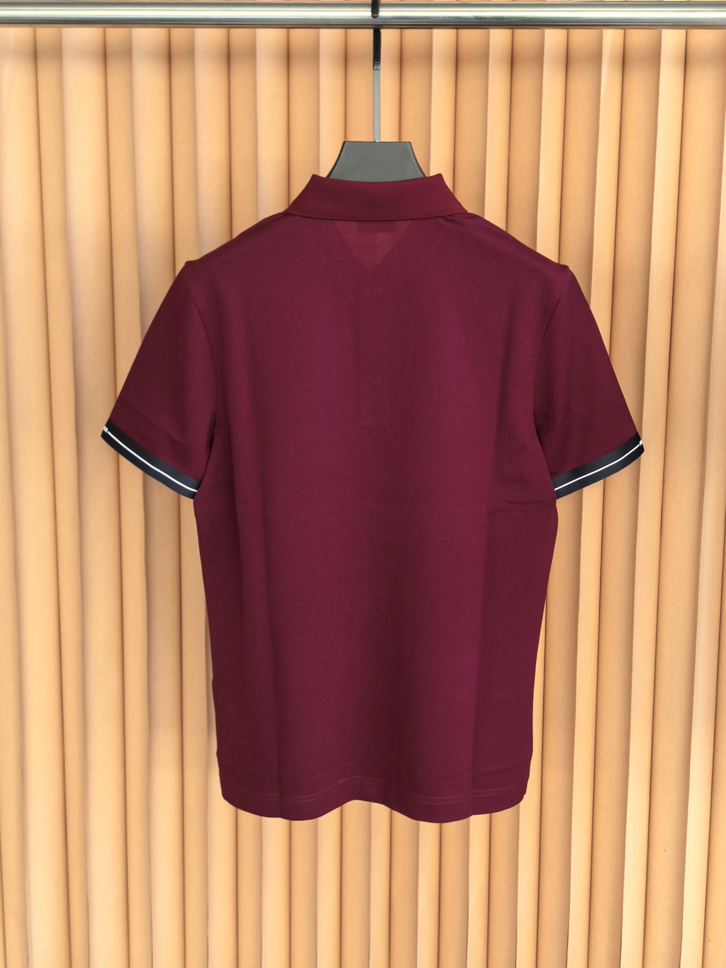 MONCLER， 蒙口新款羊毛混纺Polo衫甄选羊毛双面珠地面料，于细腻肌理间，诠释当代绅士的从容格调。