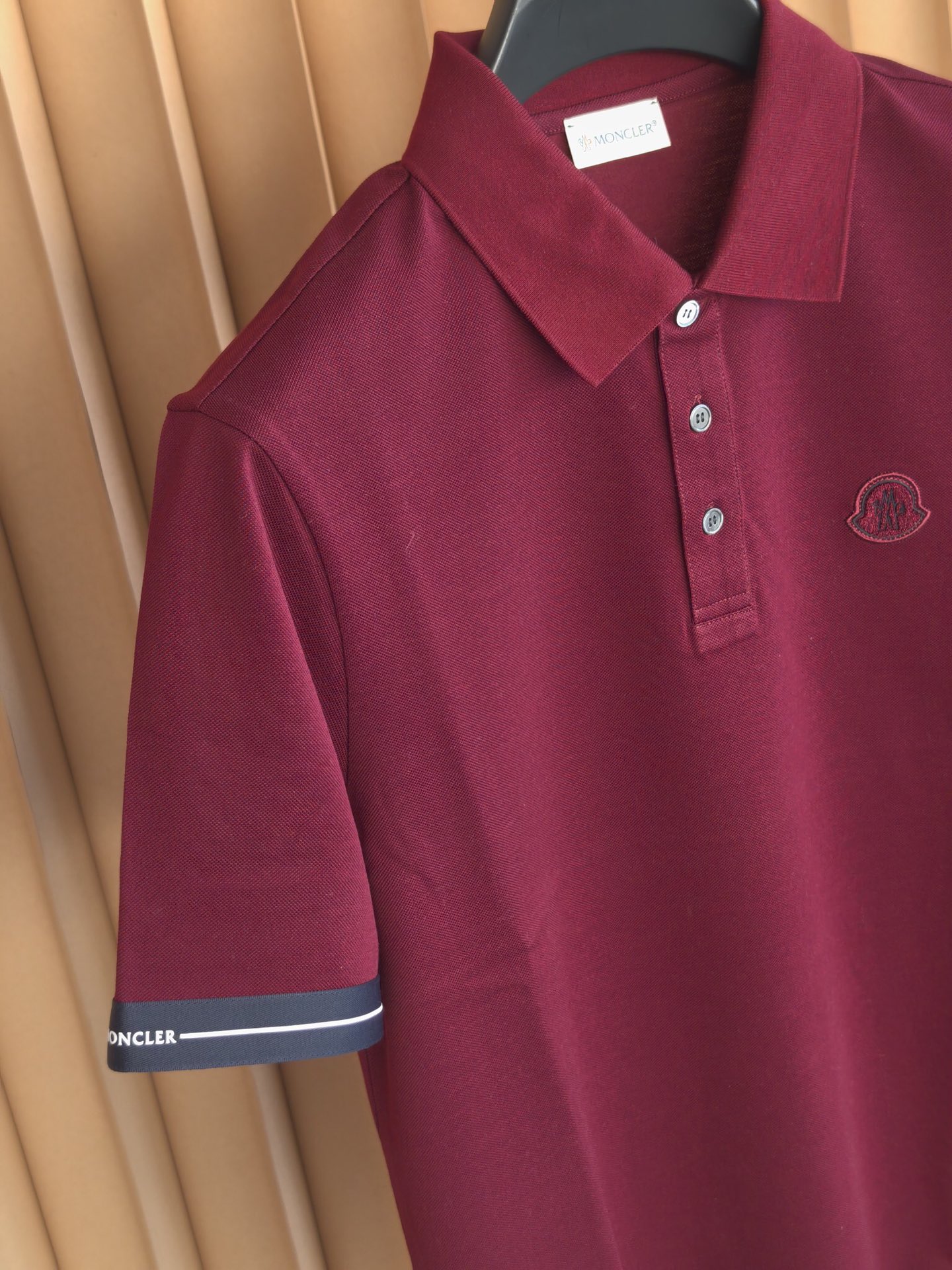 MONCLER， 蒙口新款羊毛混纺Polo衫甄选羊毛双面珠地面料，于细腻肌理间，诠释当代绅士的从容格调。