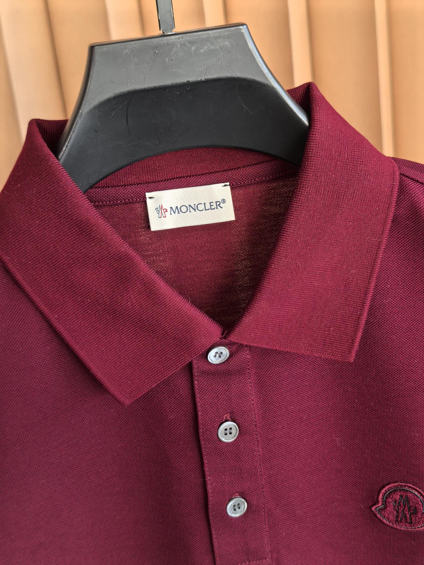 MONCLER， 蒙口新款羊毛混纺Polo衫甄选羊毛双面珠地面料，于细腻肌理间，诠释当代绅士的从容格调。