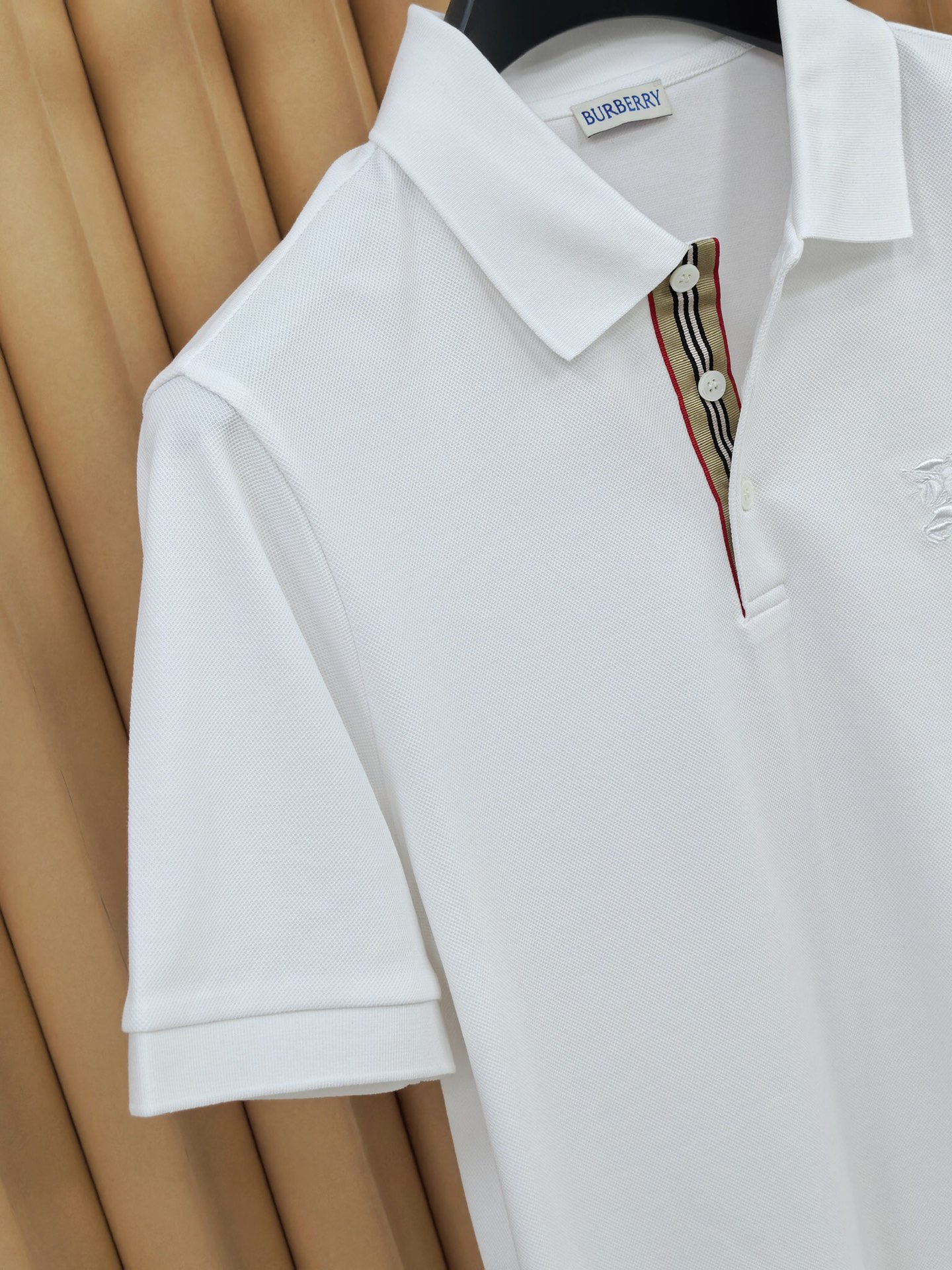 Burberr*y 巴宝莉羊毛混纺Polo衫，甄选羊毛双面珠地面料，外层肌理挺括抗皱，内层细腻亲肤锁温。