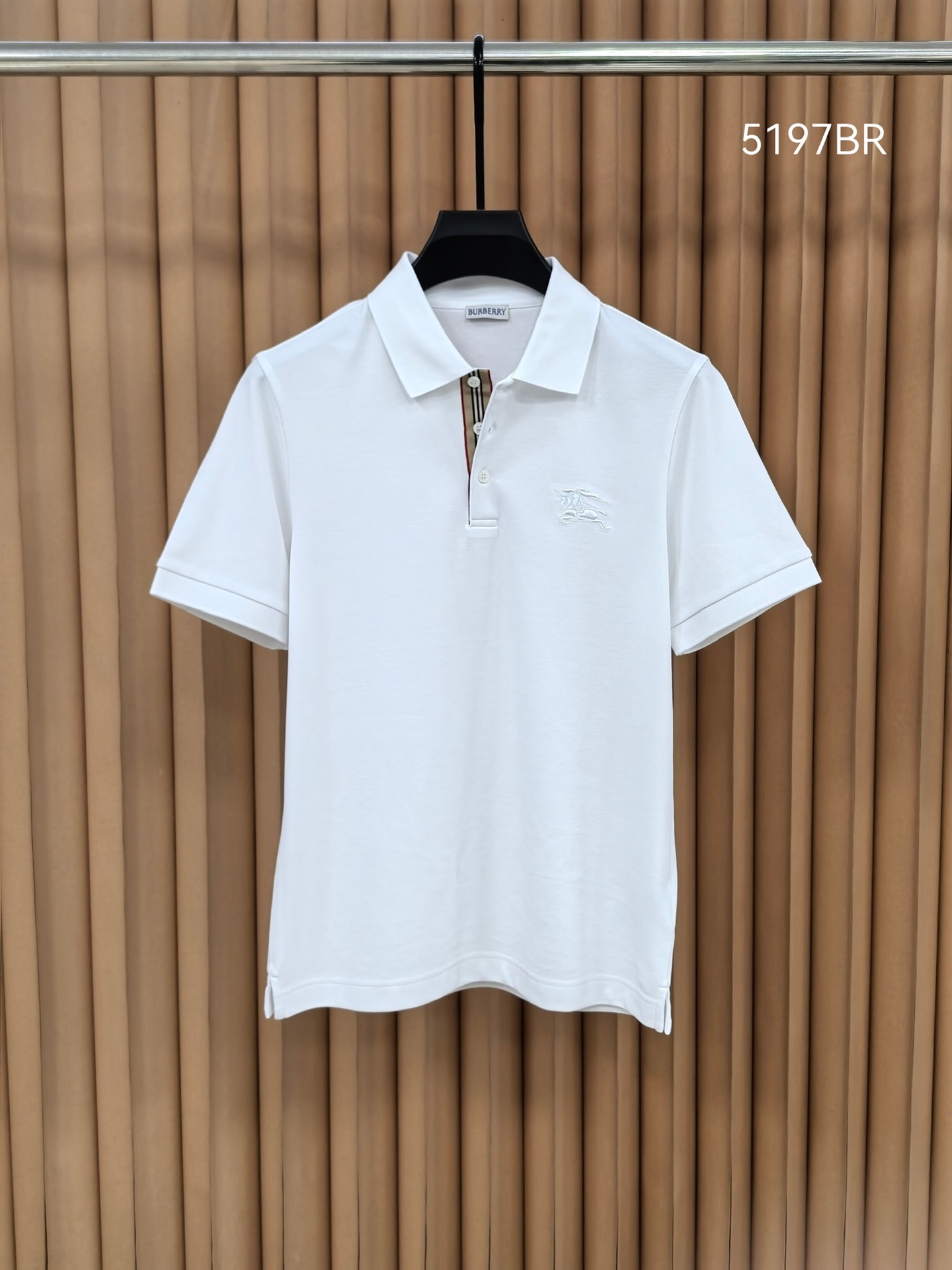 Burberr*y 巴宝莉羊毛混纺Polo衫，甄选羊毛双面珠地面料，外层肌理挺括抗皱，内层细腻亲肤锁温。