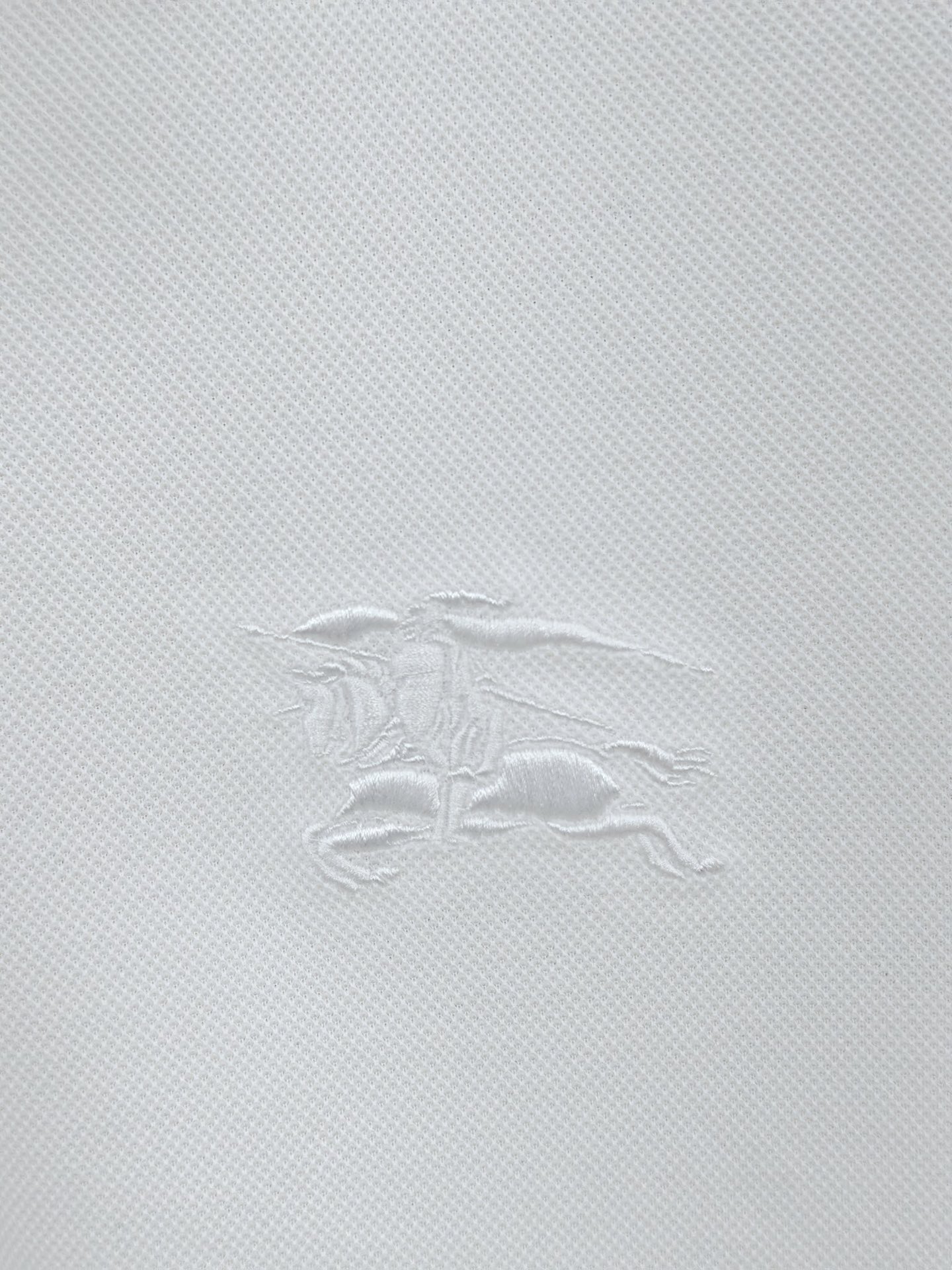 Burberr*y 巴宝莉羊毛混纺Polo衫，甄选羊毛双面珠地面料，外层肌理挺括抗皱，内层细腻亲肤锁温。