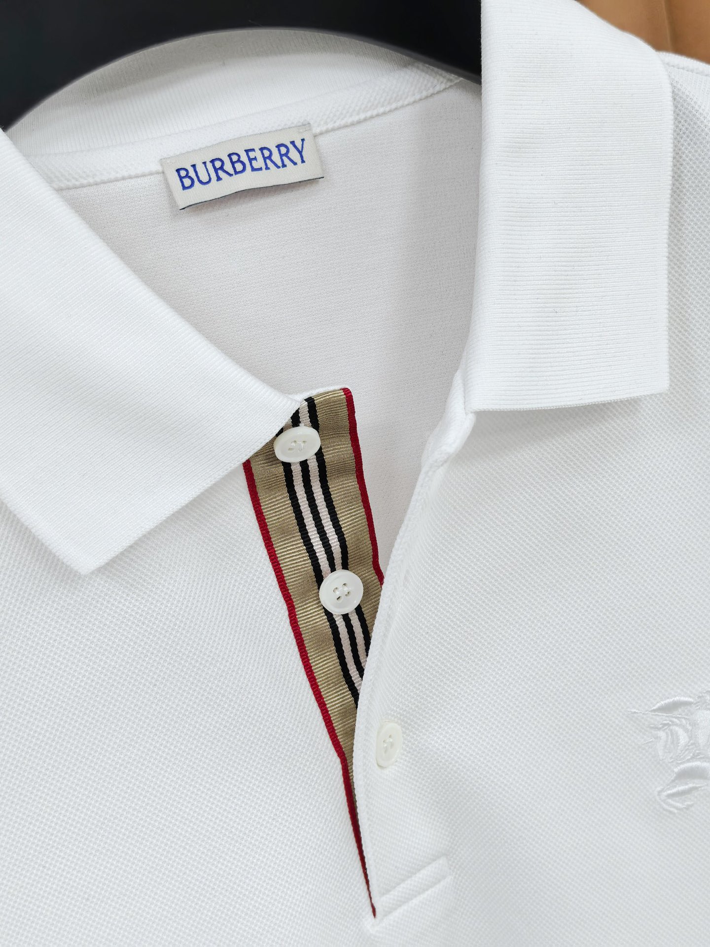 Burberr*y 巴宝莉羊毛混纺Polo衫，甄选羊毛双面珠地面料，外层肌理挺括抗皱，内层细腻亲肤锁温。