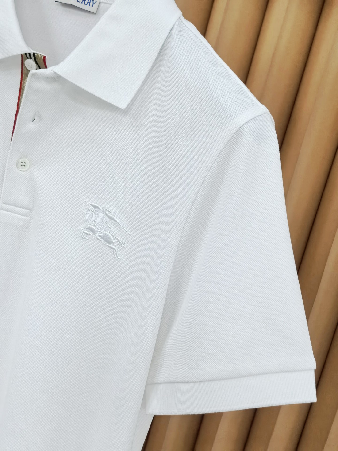 Burberr*y 巴宝莉羊毛混纺Polo衫，甄选羊毛双面珠地面料，外层肌理挺括抗皱，内层细腻亲肤锁温。