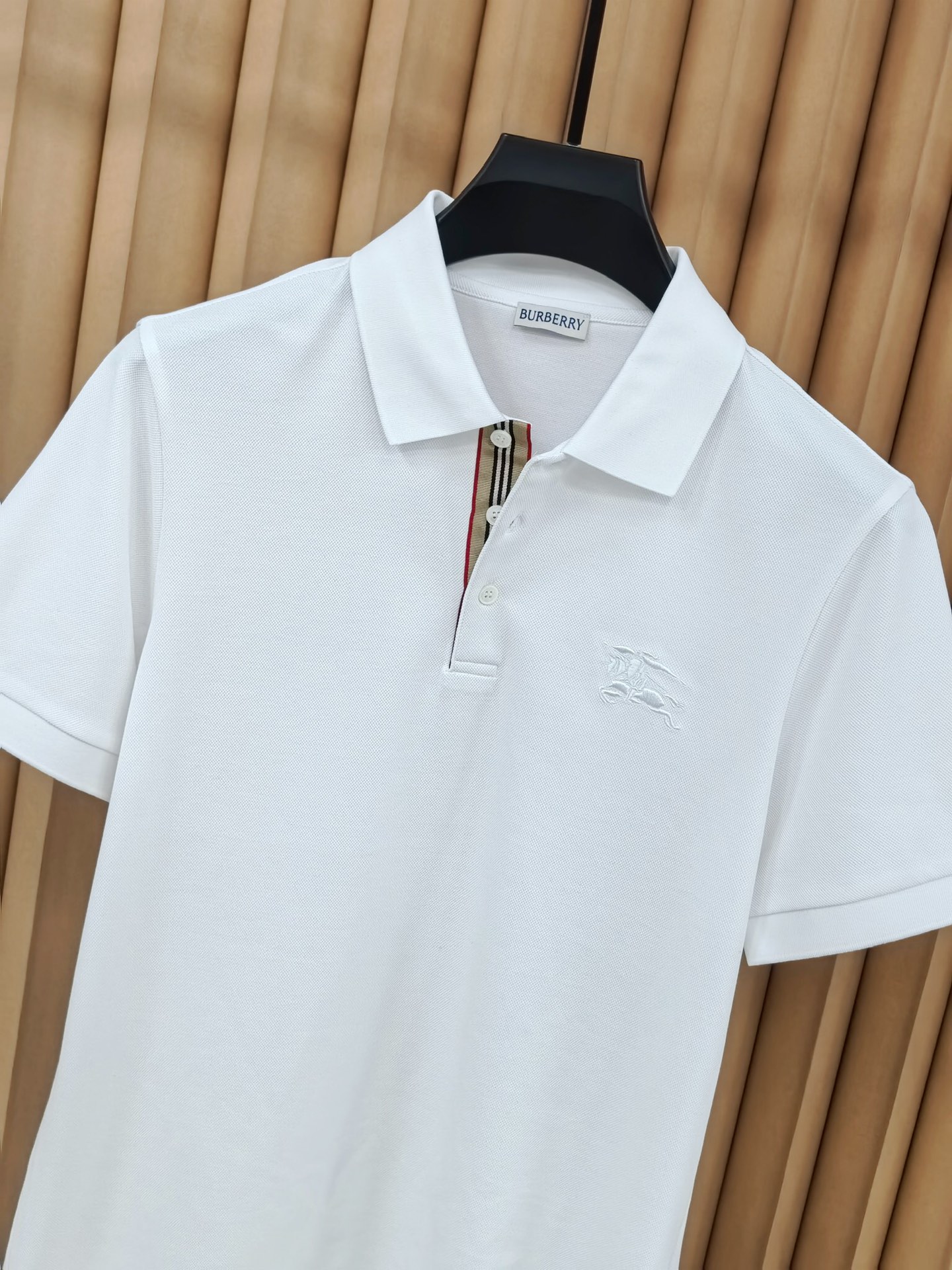 Burberr*y 巴宝莉羊毛混纺Polo衫，甄选羊毛双面珠地面料，外层肌理挺括抗皱，内层细腻亲肤锁温。