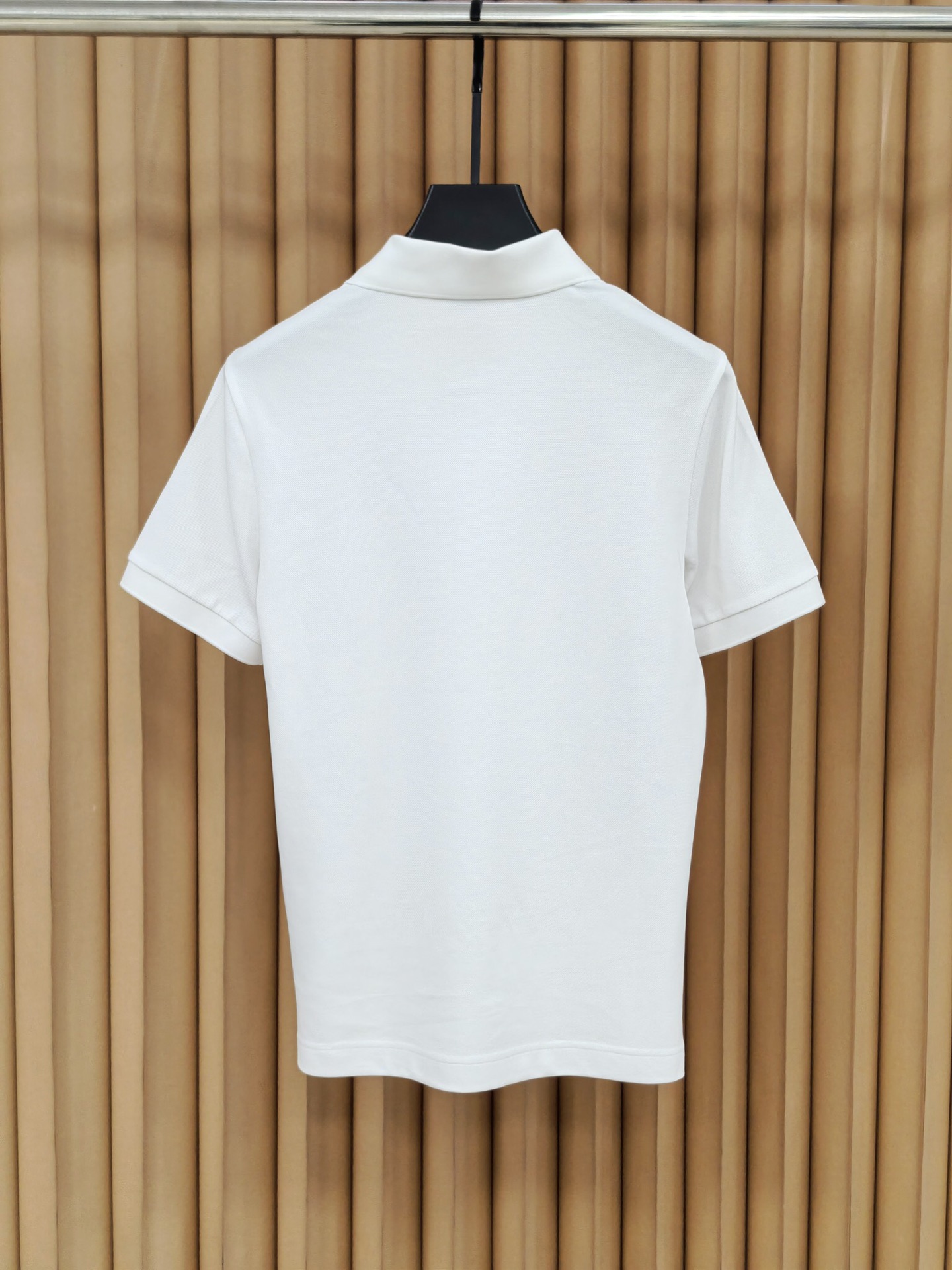 Burberr*y 巴宝莉羊毛混纺Polo衫，甄选羊毛双面珠地面料，外层肌理挺括抗皱，内层细腻亲肤锁温。