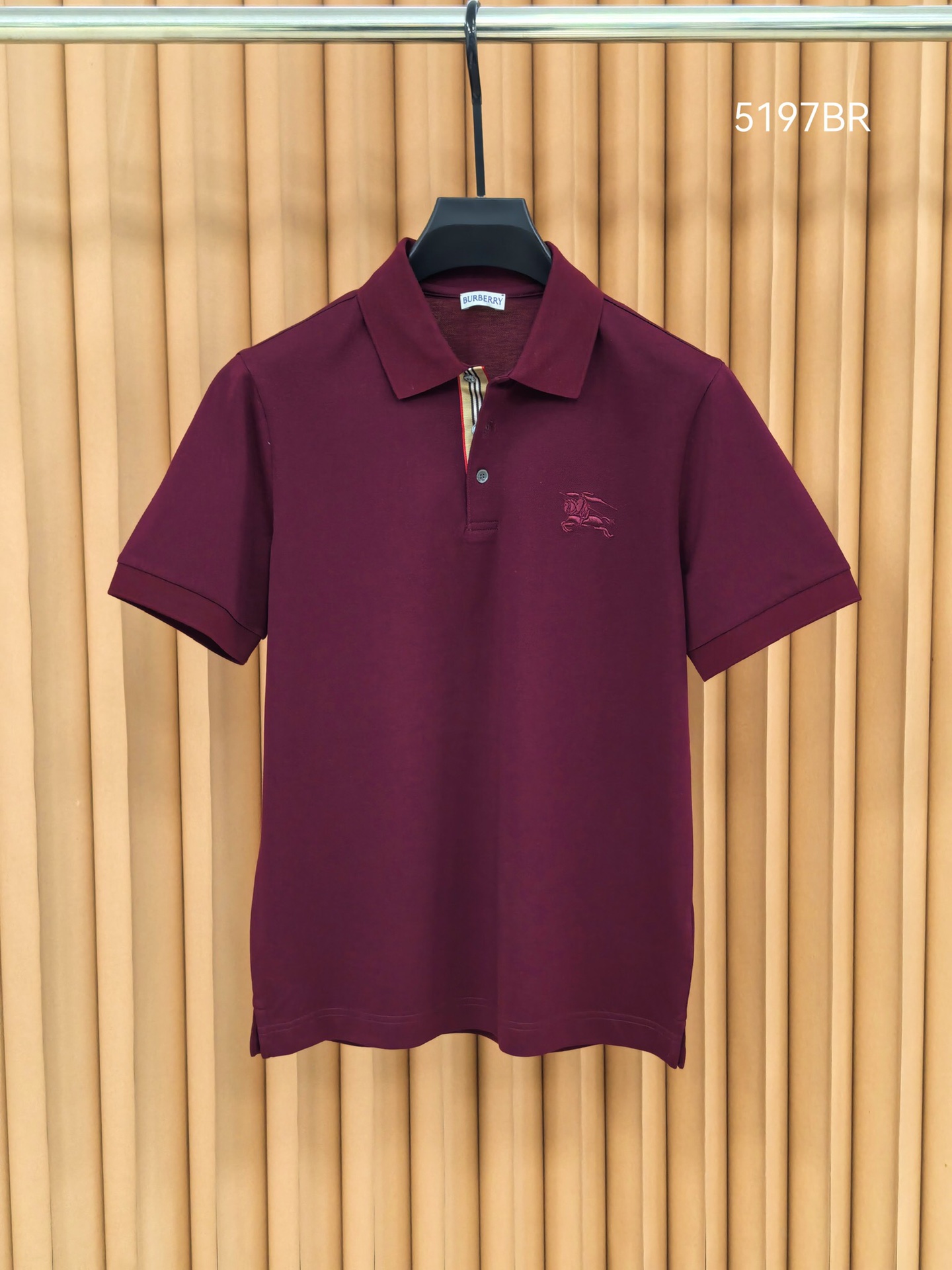 Burberr*y 巴宝莉羊毛混纺Polo衫，甄选羊毛双面珠地面料，外层肌理挺括抗皱，内层细腻亲肤锁温。