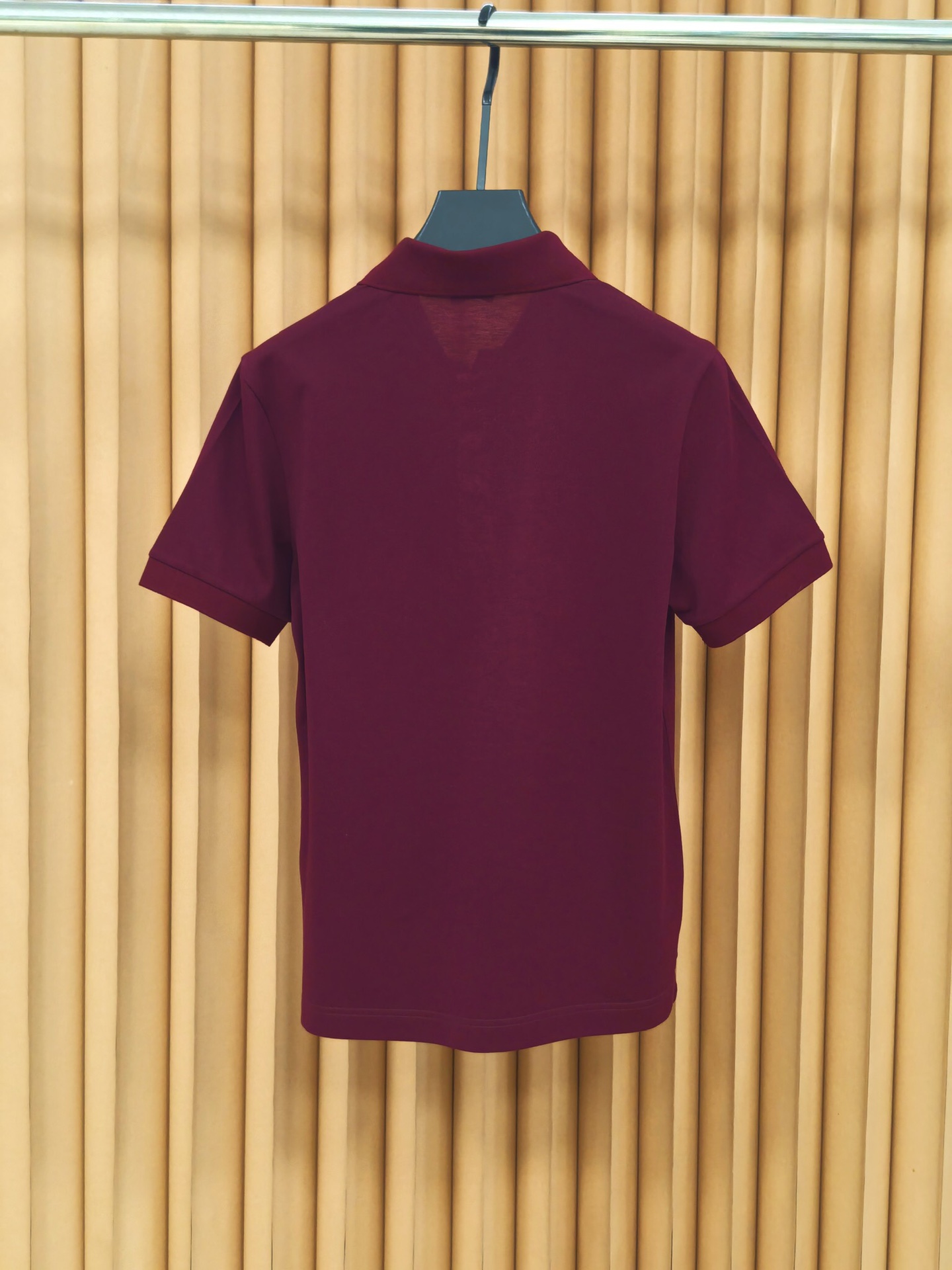 Burberr*y 巴宝莉羊毛混纺Polo衫，甄选羊毛双面珠地面料，外层肌理挺括抗皱，内层细腻亲肤锁温。