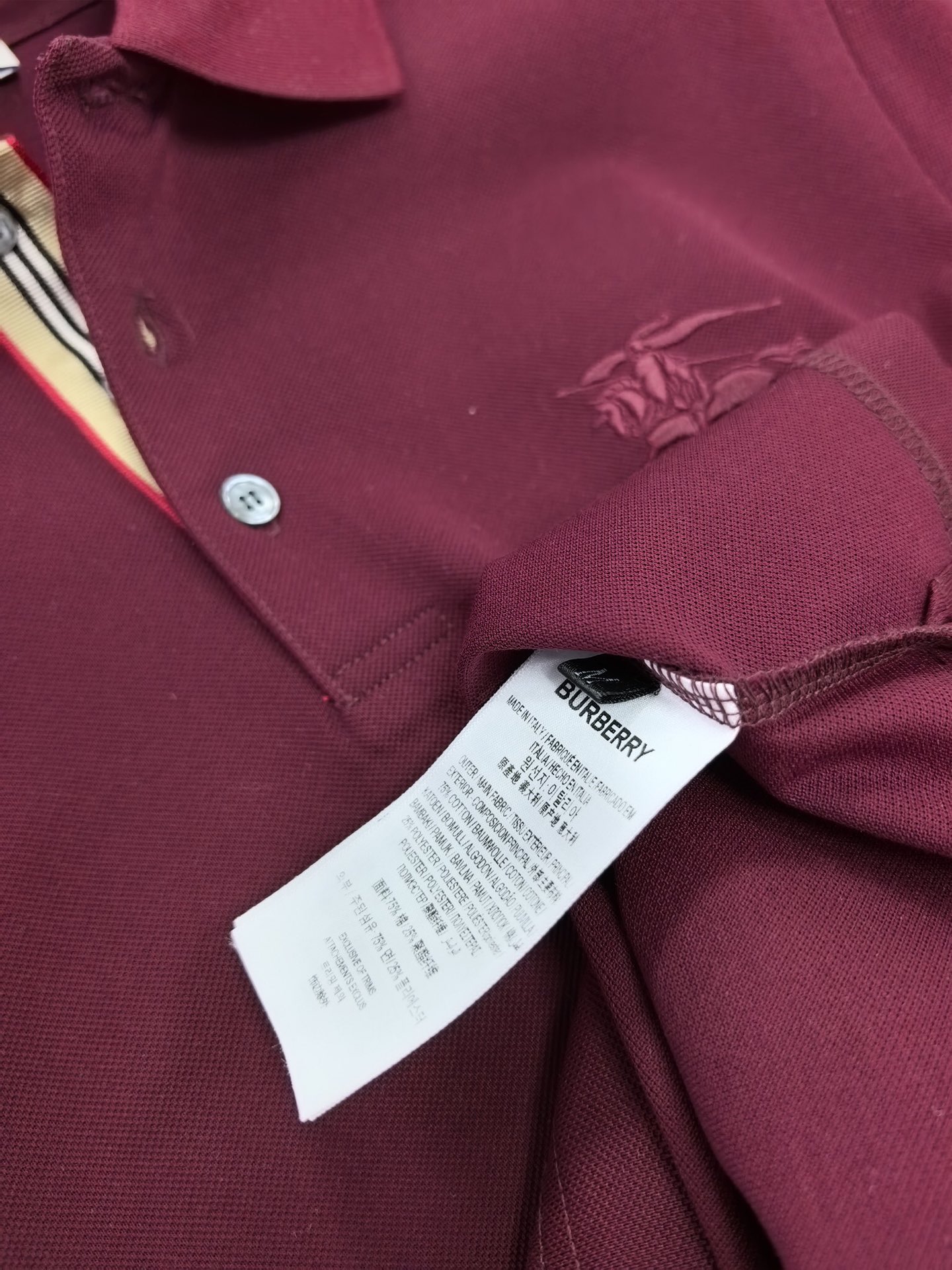 Burberr*y 巴宝莉羊毛混纺Polo衫，甄选羊毛双面珠地面料，外层肌理挺括抗皱，内层细腻亲肤锁温。