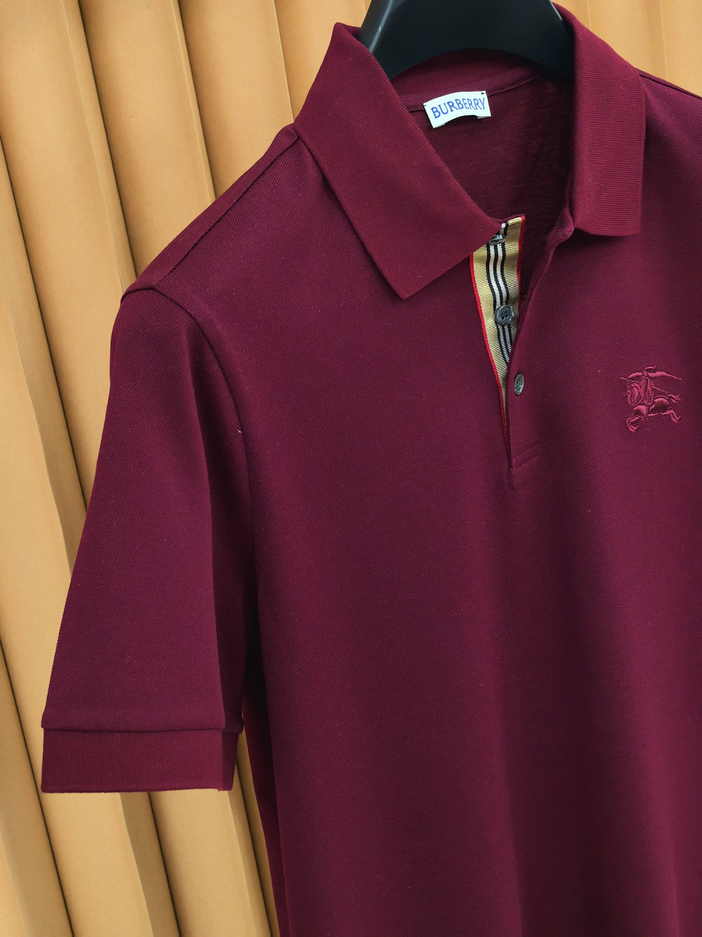 Burberr*y 巴宝莉羊毛混纺Polo衫，甄选羊毛双面珠地面料，外层肌理挺括抗皱，内层细腻亲肤锁温。