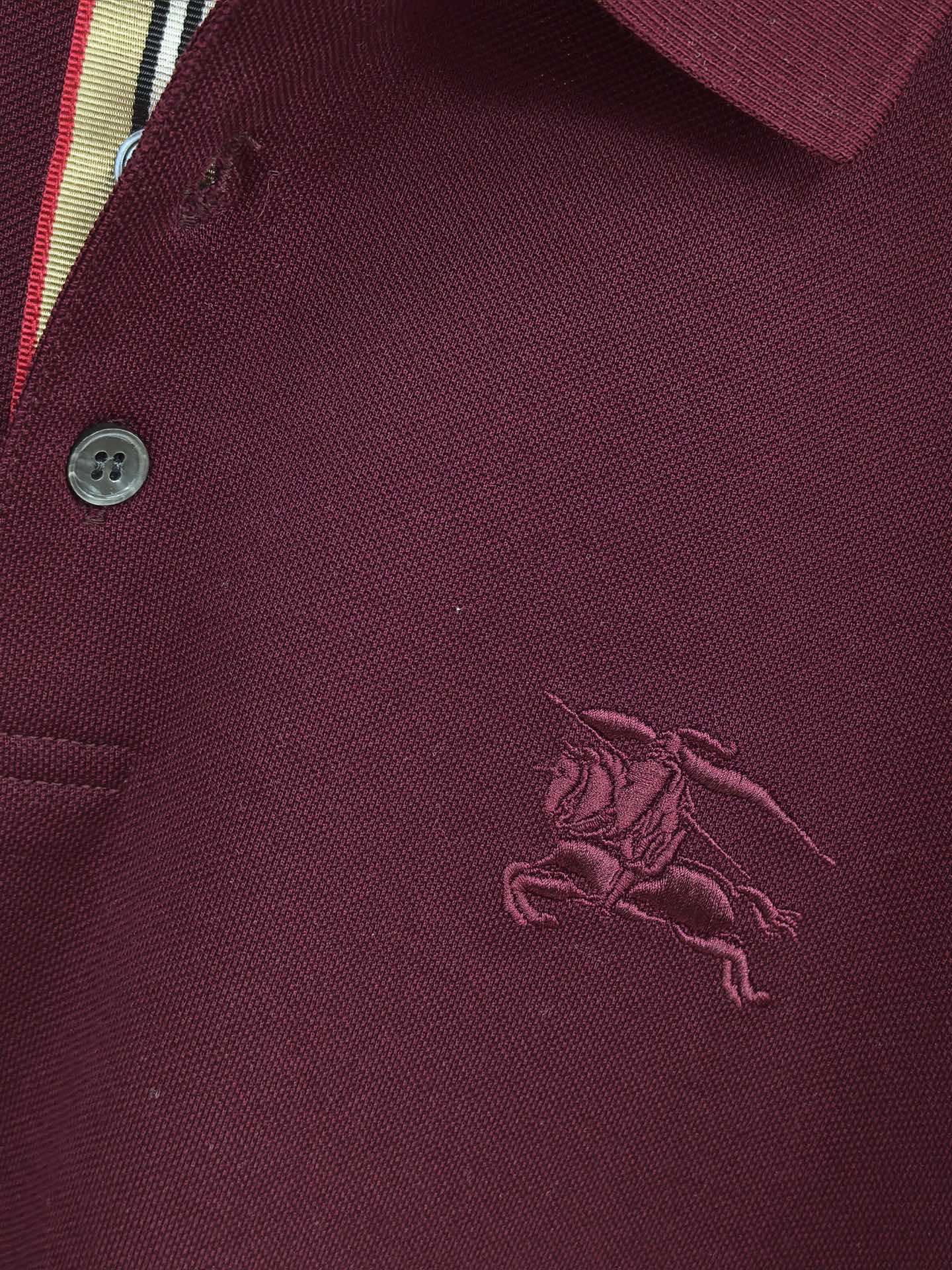 Burberr*y 巴宝莉羊毛混纺Polo衫，甄选羊毛双面珠地面料，外层肌理挺括抗皱，内层细腻亲肤锁温。