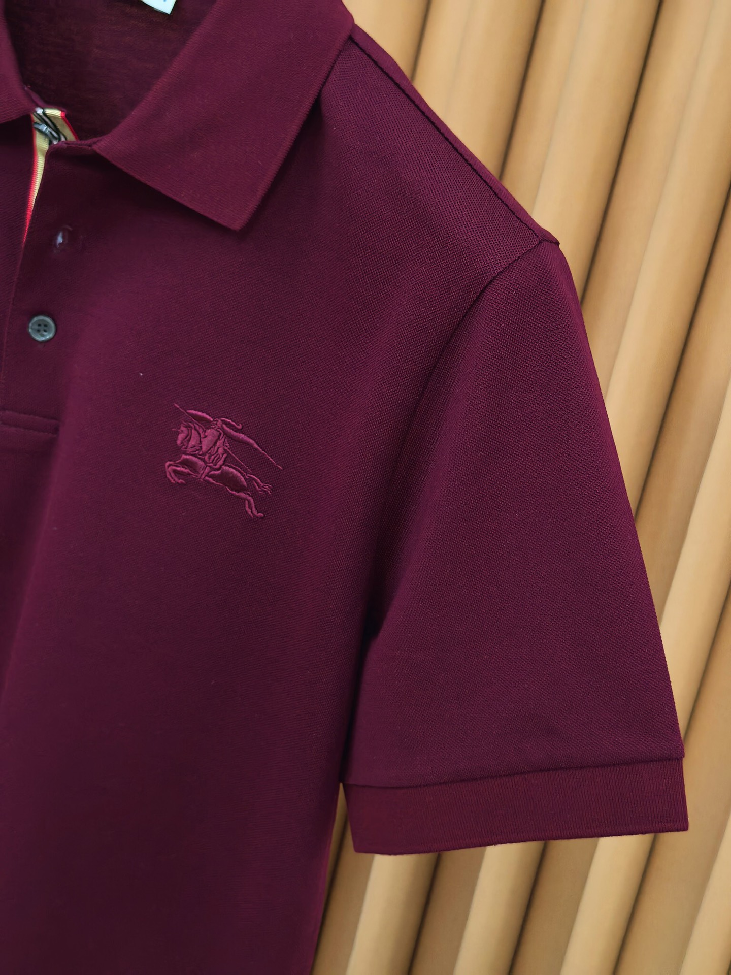 Burberr*y 巴宝莉羊毛混纺Polo衫，甄选羊毛双面珠地面料，外层肌理挺括抗皱，内层细腻亲肤锁温。