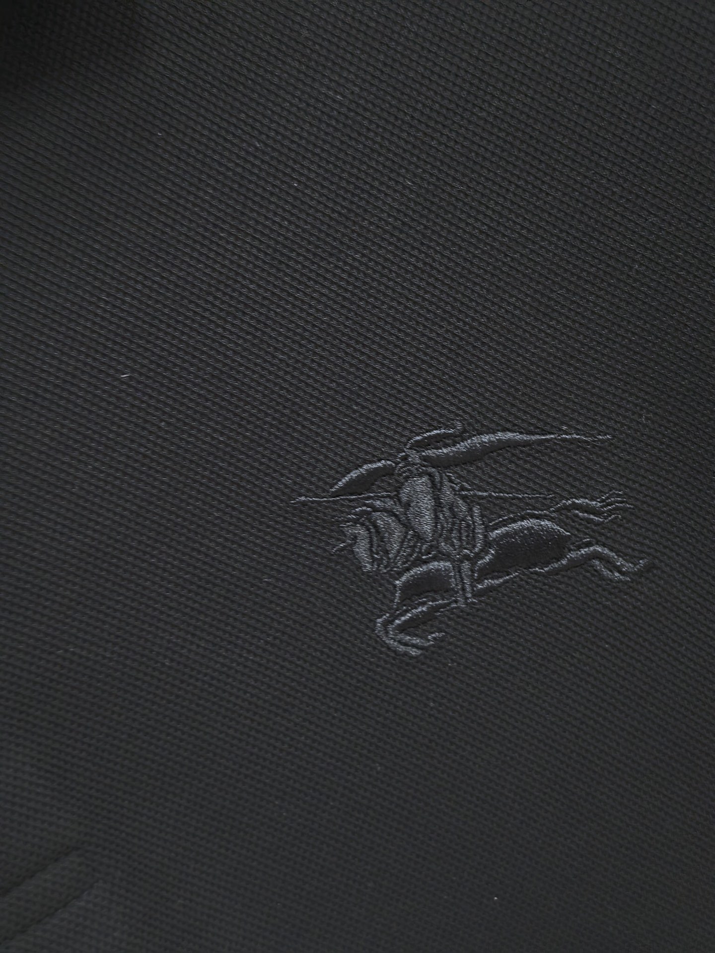 Burberr*y 巴宝莉羊毛混纺Polo衫，甄选羊毛双面珠地面料，外层肌理挺括抗皱，内层细腻亲肤锁温。