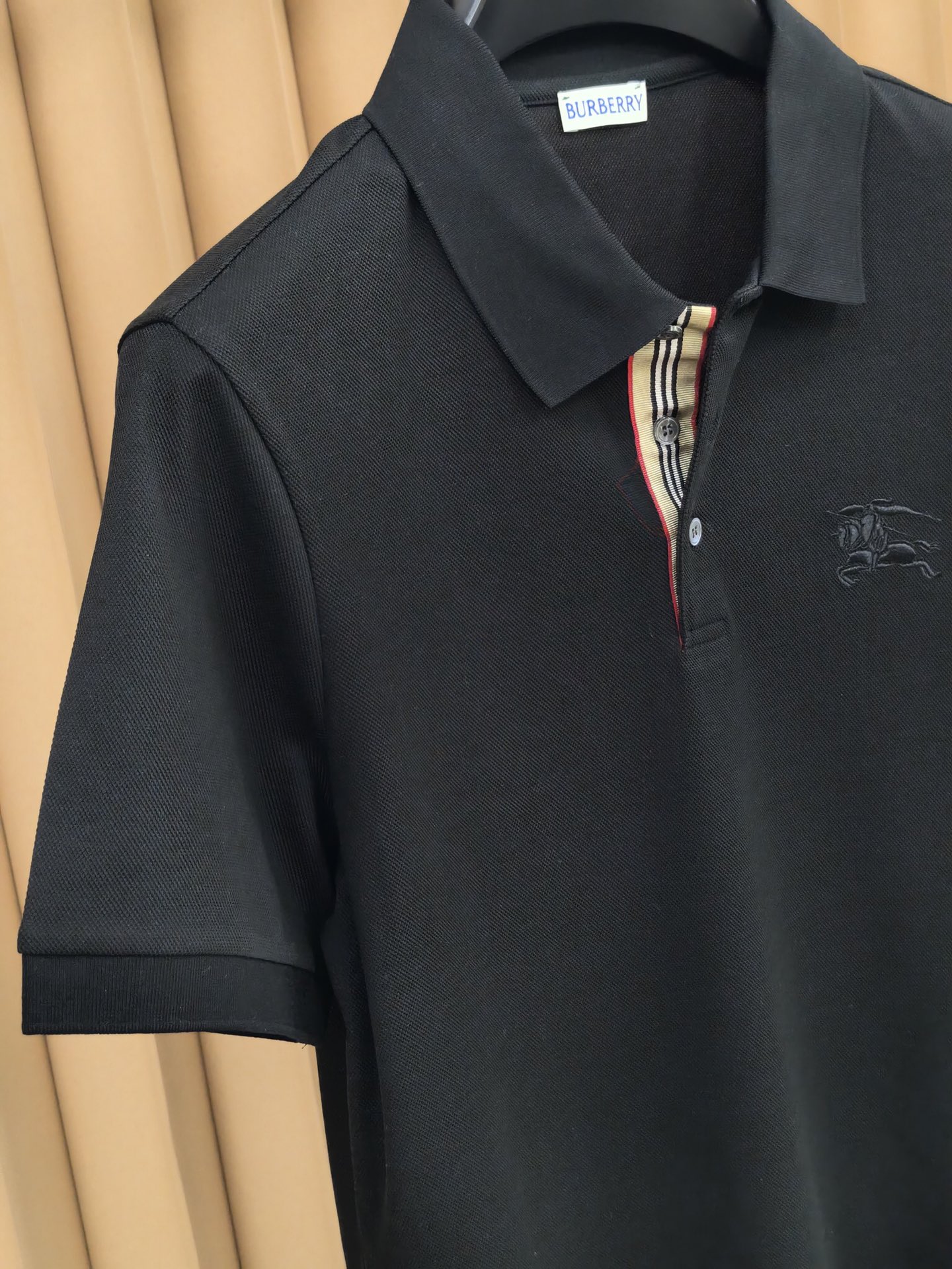 Burberr*y 巴宝莉羊毛混纺Polo衫，甄选羊毛双面珠地面料，外层肌理挺括抗皱，内层细腻亲肤锁温。