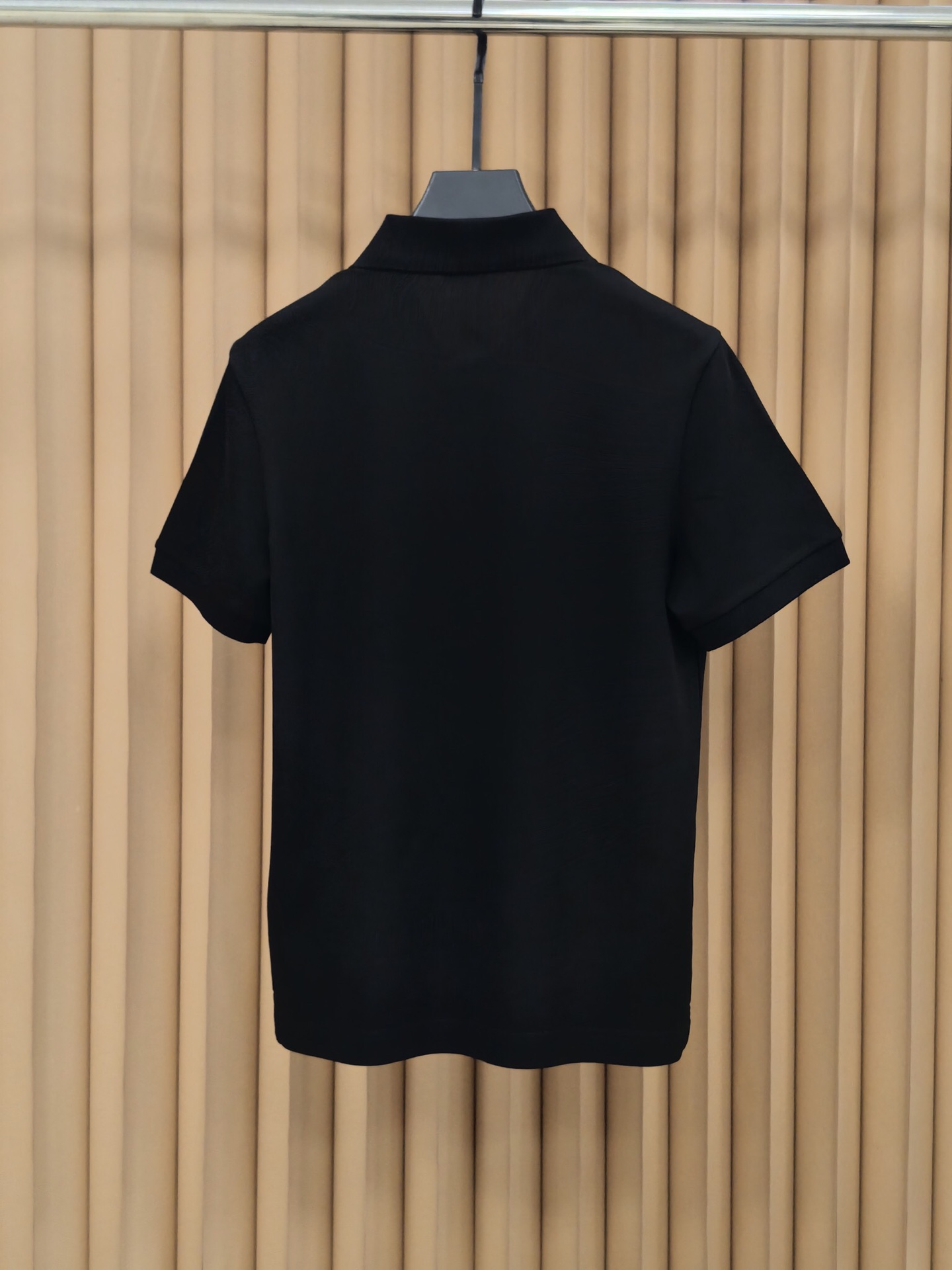 Burberr*y 巴宝莉羊毛混纺Polo衫，甄选羊毛双面珠地面料，外层肌理挺括抗皱，内层细腻亲肤锁温。