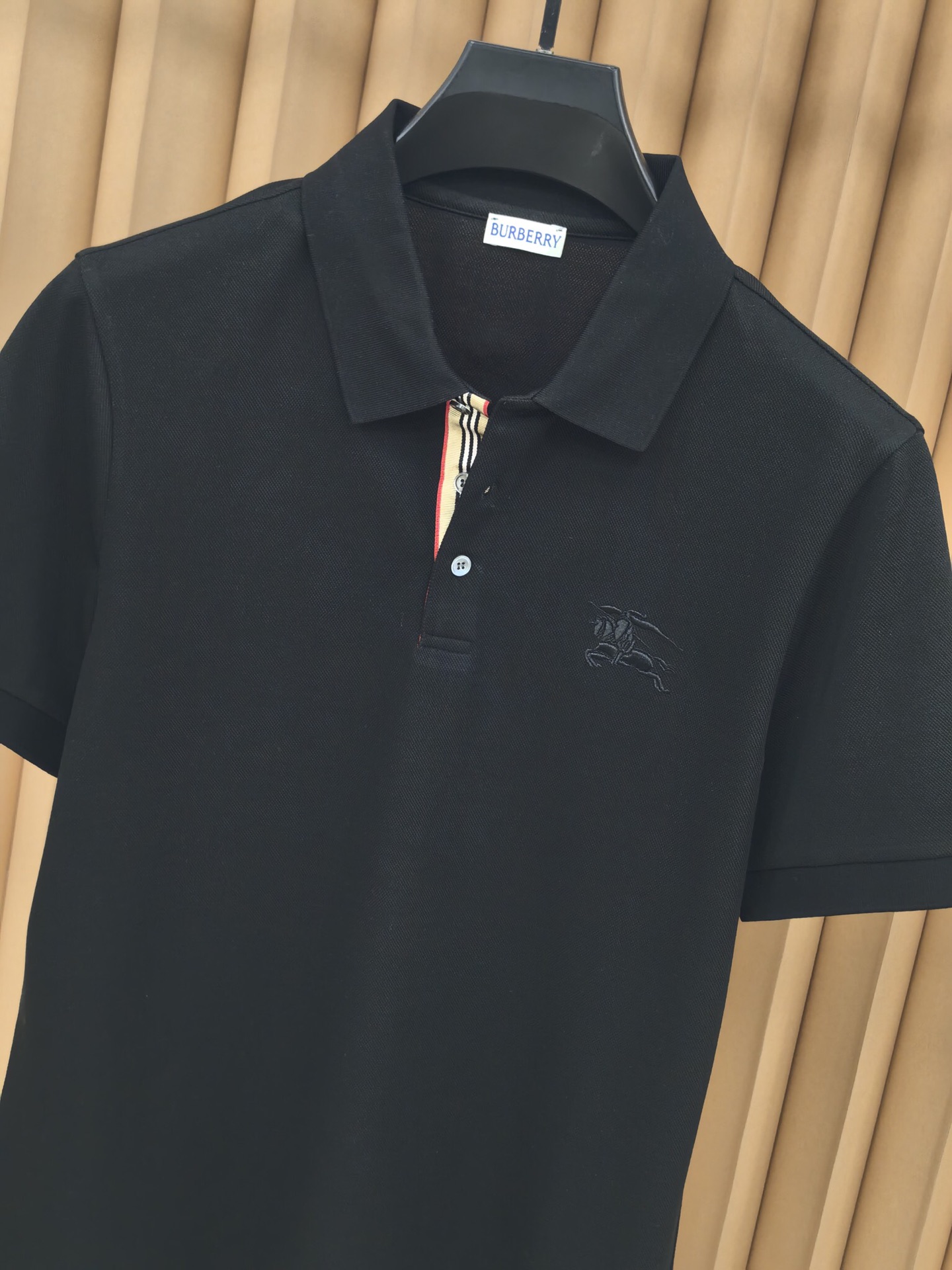 Burberr*y 巴宝莉羊毛混纺Polo衫，甄选羊毛双面珠地面料，外层肌理挺括抗皱，内层细腻亲肤锁温。