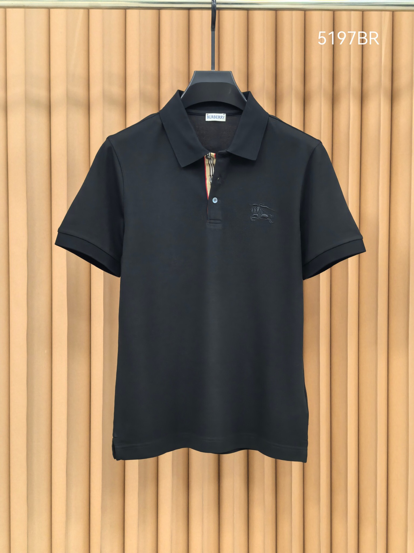 Burberr*y 巴宝莉羊毛混纺Polo衫，甄选羊毛双面珠地面料，外层肌理挺括抗皱，内层细腻亲肤锁温。