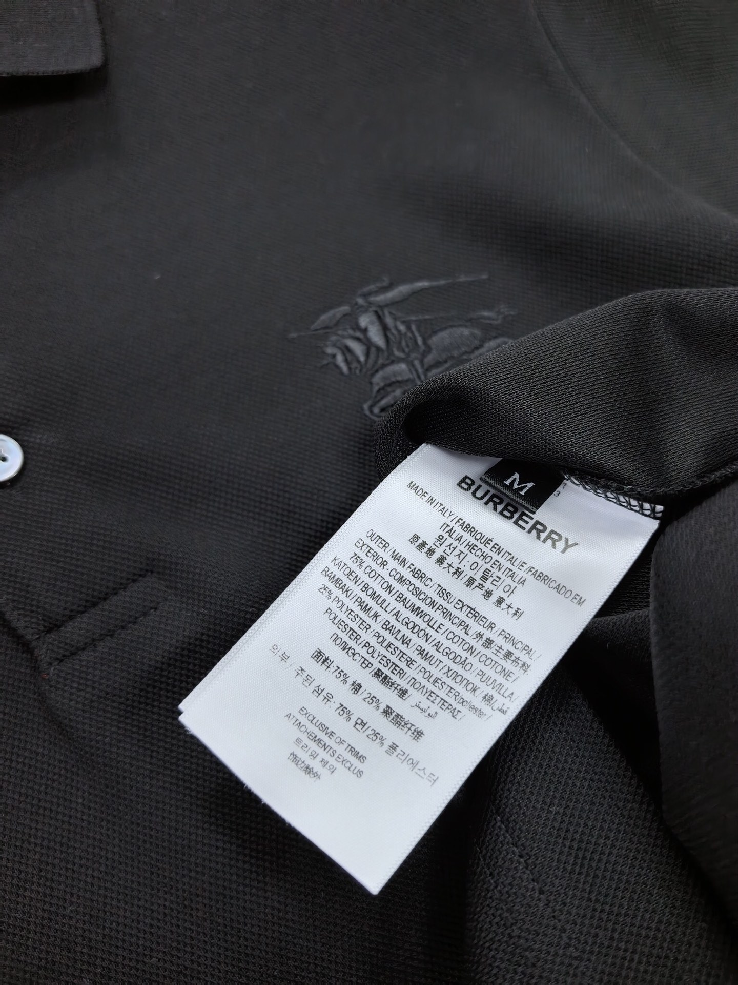 Burberr*y 巴宝莉羊毛混纺Polo衫，甄选羊毛双面珠地面料，外层肌理挺括抗皱，内层细腻亲肤锁温。