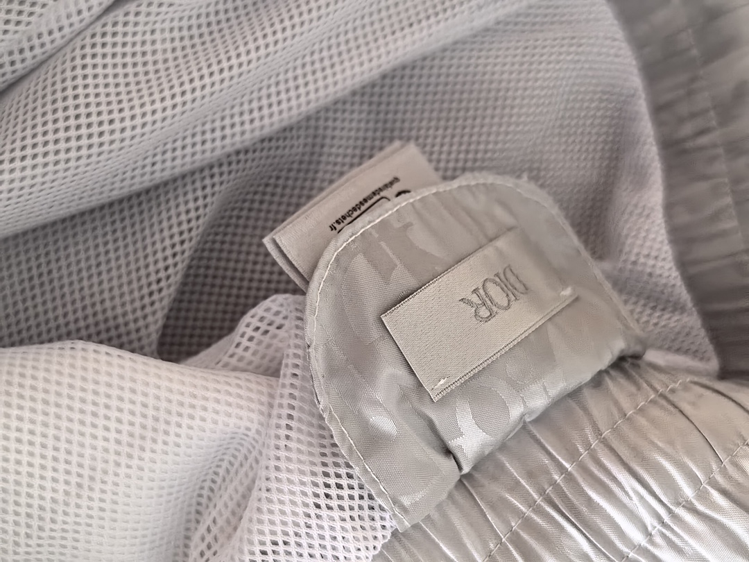 ！ DIOR 迪奥2026新款肌理暗纹梭织短裤，采用高密梭织数码印花面料，布面自带微皱肌理感，兼具挺括性