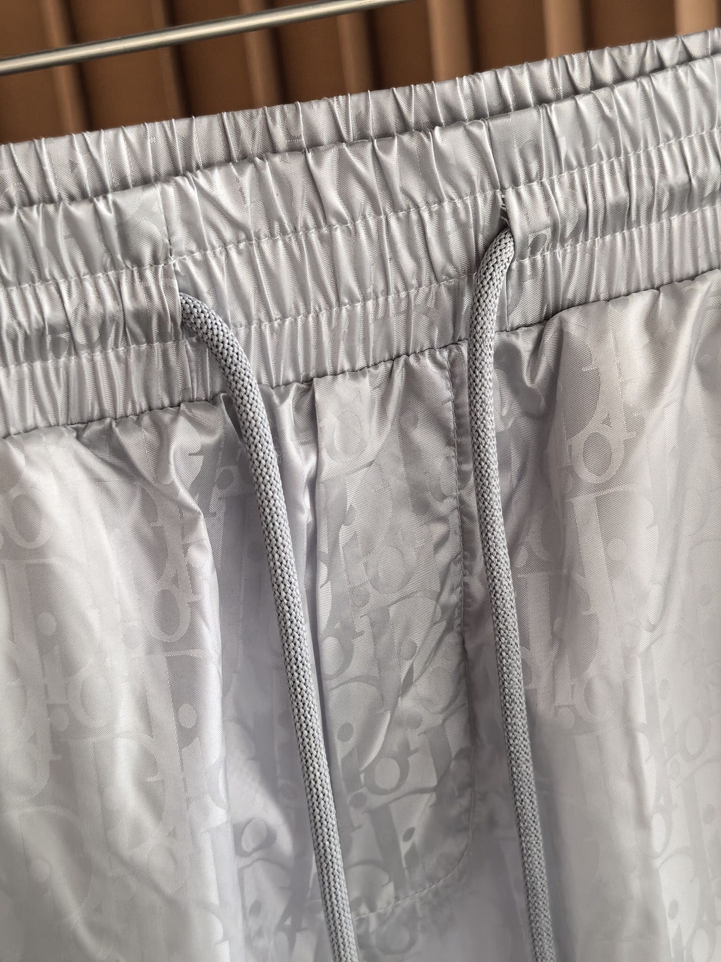 ！ DIOR 迪奥2026新款肌理暗纹梭织短裤，采用高密梭织数码印花面料，布面自带微皱肌理感，兼具挺括性