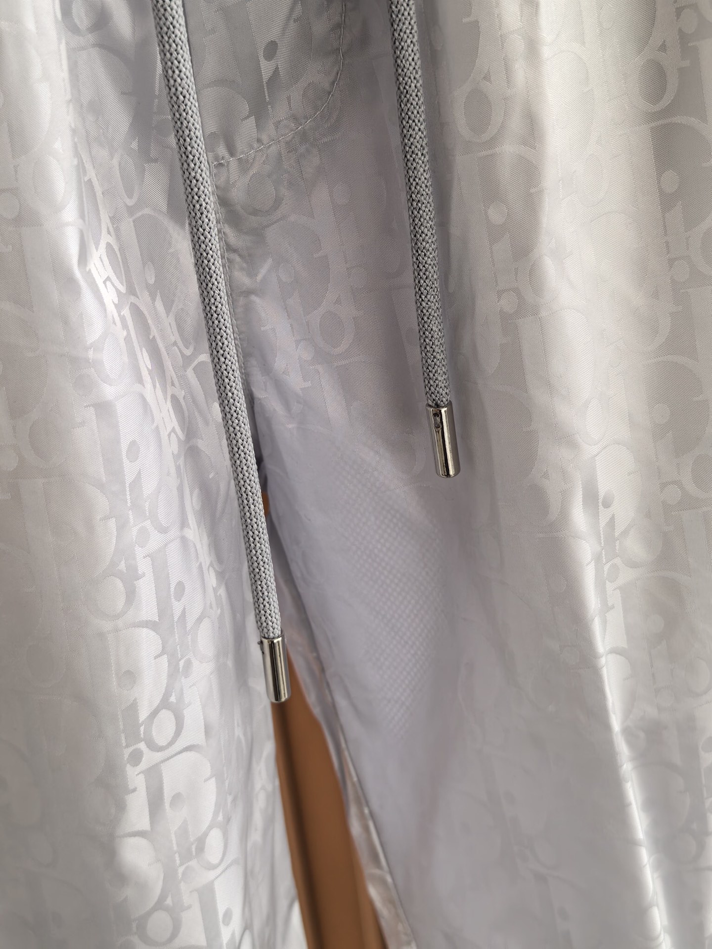 ！ DIOR 迪奥2026新款肌理暗纹梭织短裤，采用高密梭织数码印花面料，布面自带微皱肌理感，兼具挺括性