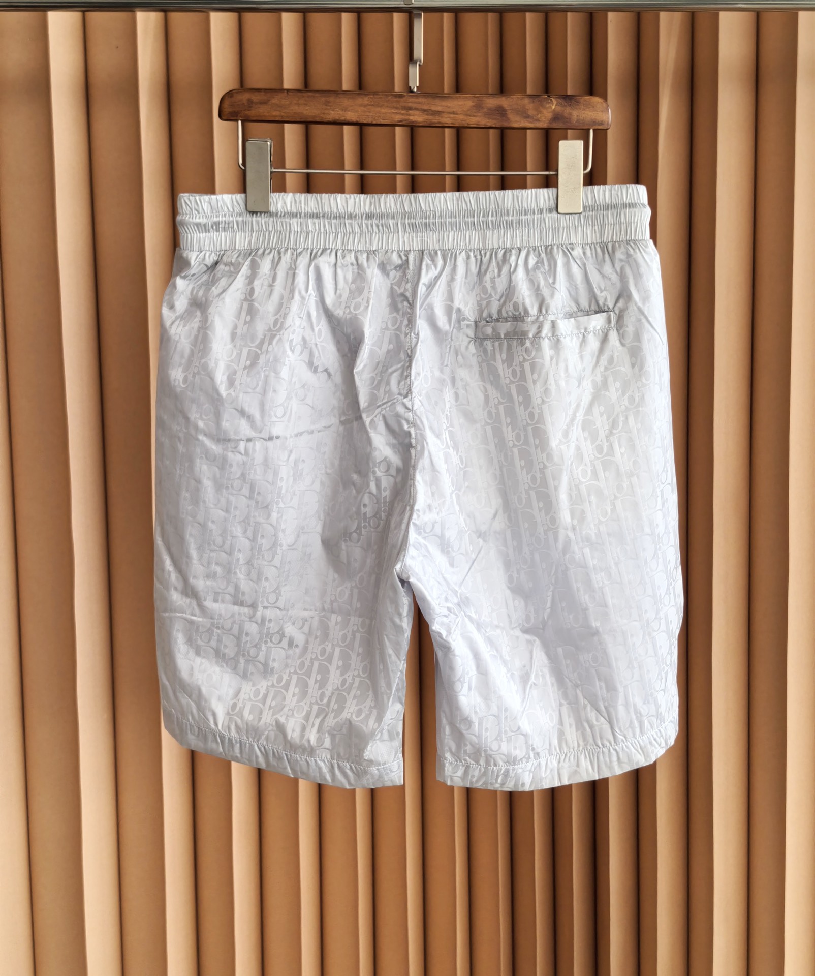 ！ DIOR 迪奥2026新款肌理暗纹梭织短裤，采用高密梭织数码印花面料，布面自带微皱肌理感，兼具挺括性