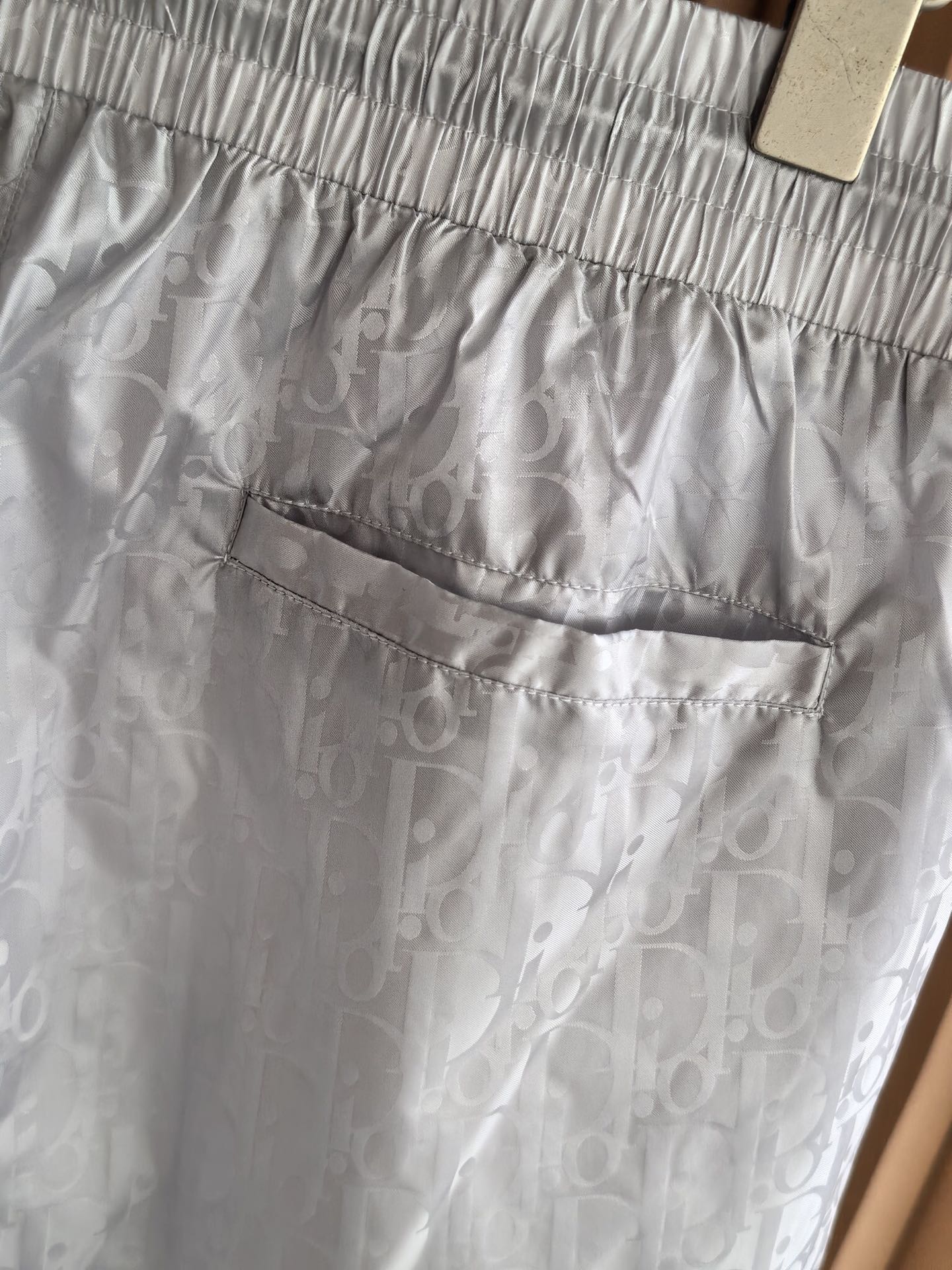 ！ DIOR 迪奥2026新款肌理暗纹梭织短裤，采用高密梭织数码印花面料，布面自带微皱肌理感，兼具挺括性