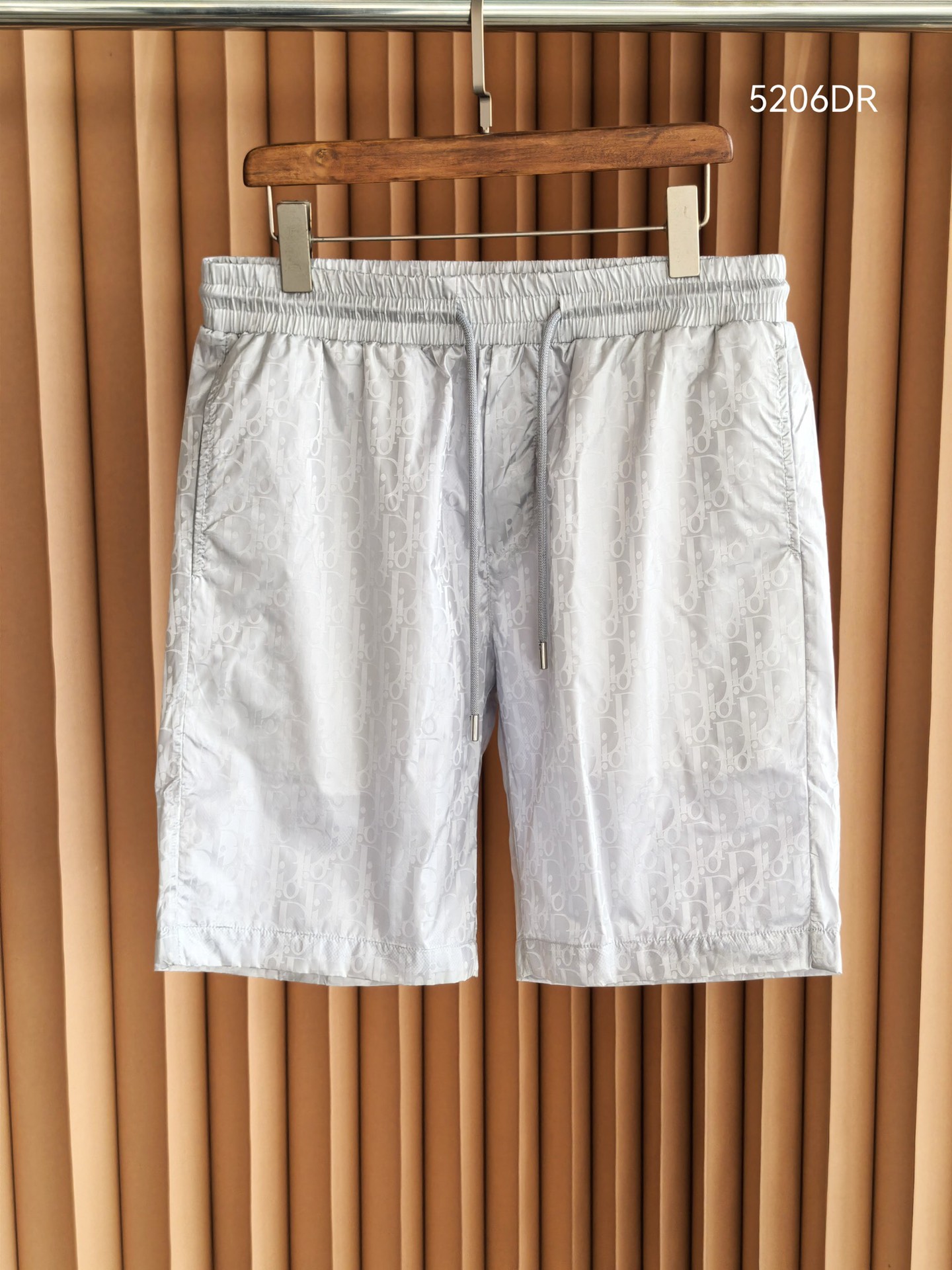 ！ DIOR 迪奥2026新款肌理暗纹梭织短裤，采用高密梭织数码印花面料，布面自带微皱肌理感，兼具挺括性