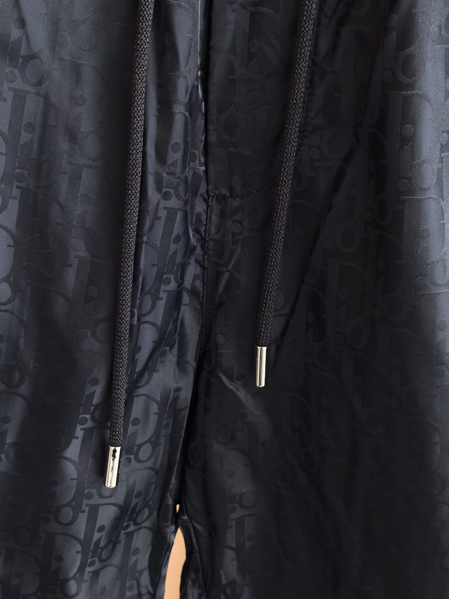 ！ DIOR 迪奥2026新款肌理暗纹梭织短裤，采用高密梭织数码印花面料，布面自带微皱肌理感，兼具挺括性