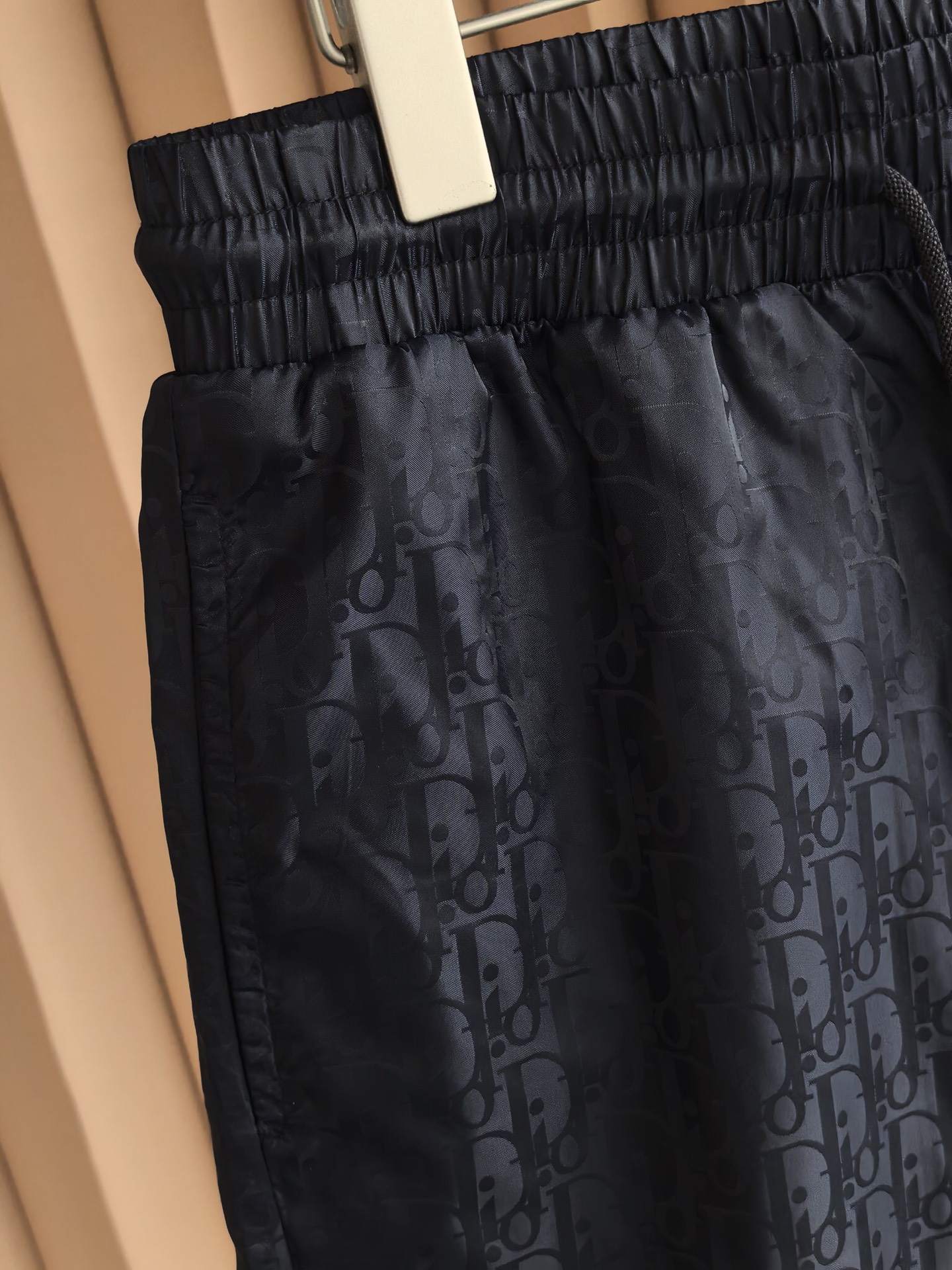 ！ DIOR 迪奥2026新款肌理暗纹梭织短裤，采用高密梭织数码印花面料，布面自带微皱肌理感，兼具挺括性