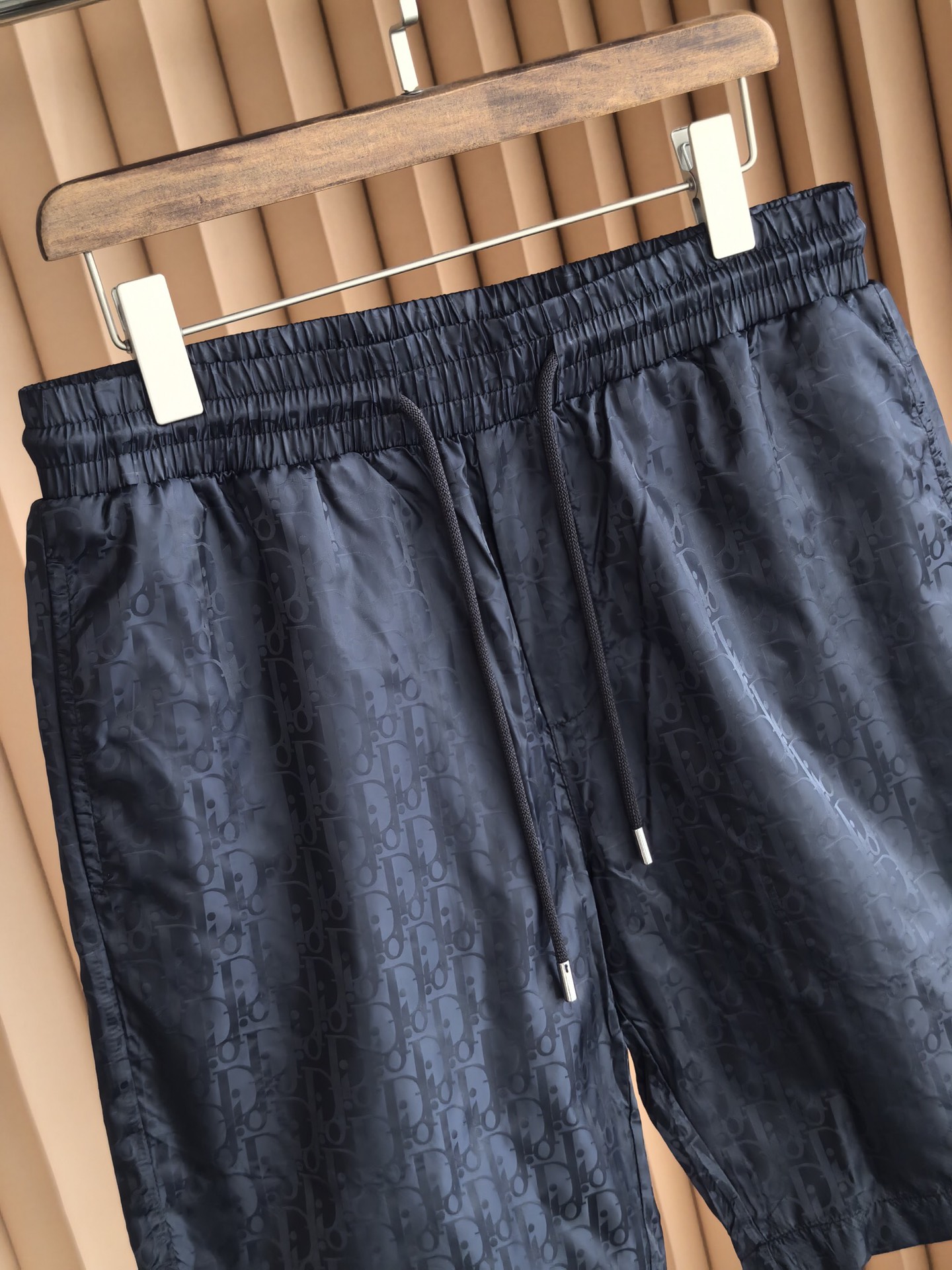 ！ DIOR 迪奥2026新款肌理暗纹梭织短裤，采用高密梭织数码印花面料，布面自带微皱肌理感，兼具挺括性