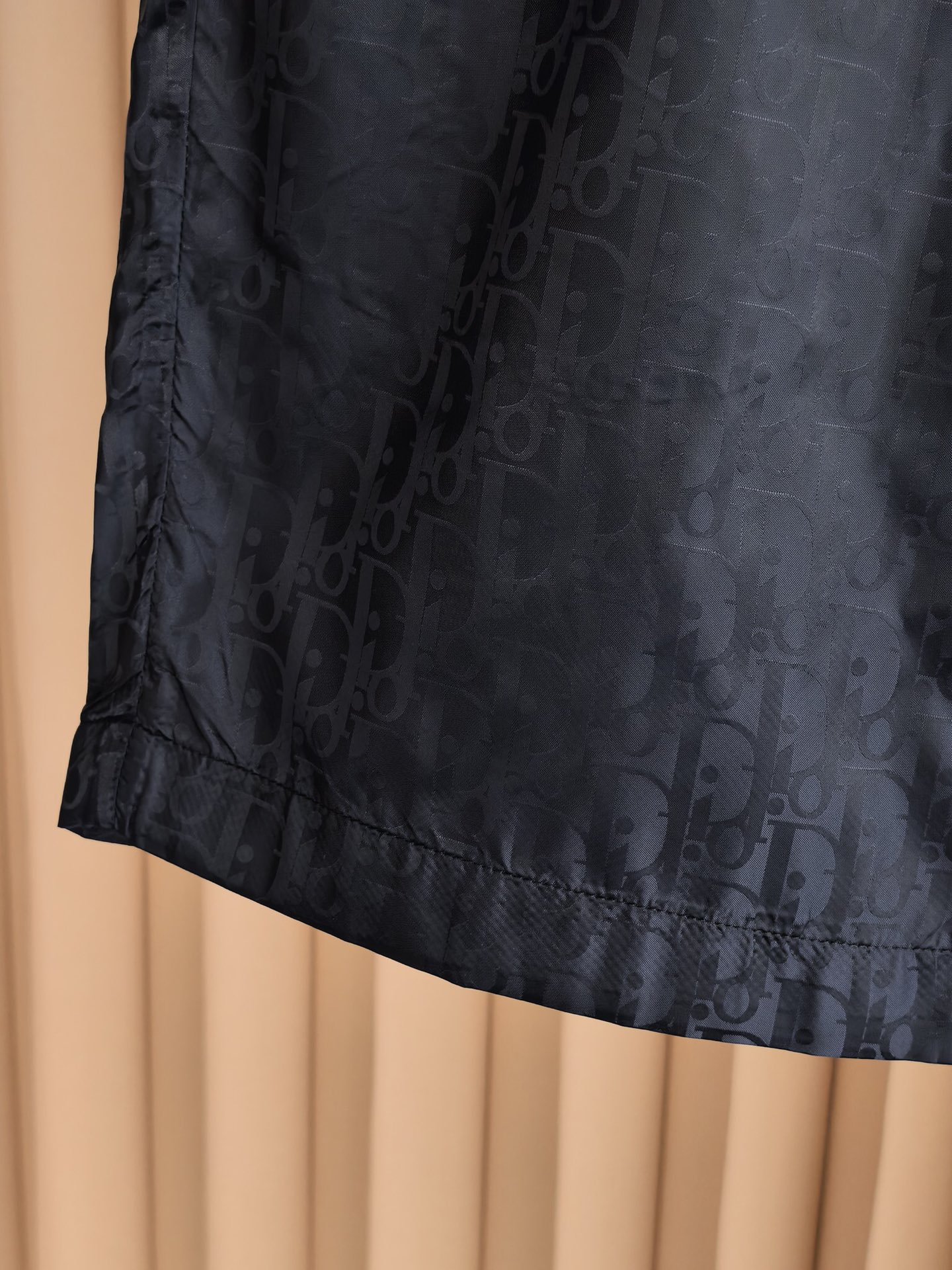 ！ DIOR 迪奥2026新款肌理暗纹梭织短裤，采用高密梭织数码印花面料，布面自带微皱肌理感，兼具挺括性