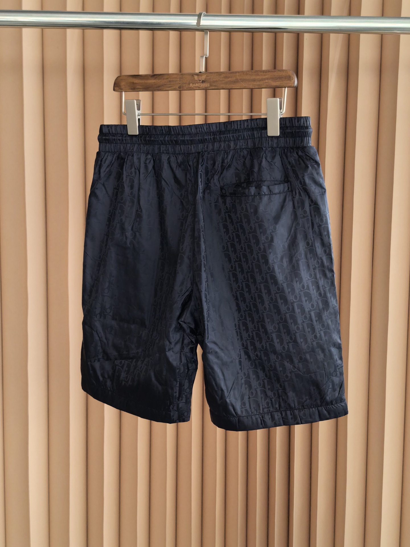 ！ DIOR 迪奥2026新款肌理暗纹梭织短裤，采用高密梭织数码印花面料，布面自带微皱肌理感，兼具挺括性