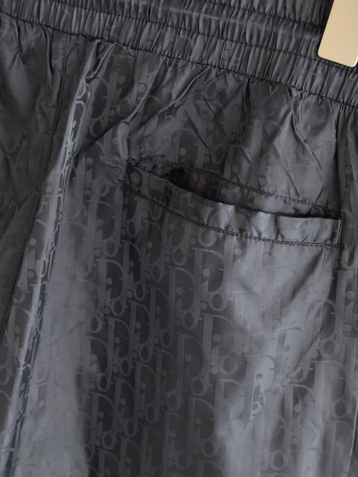 ！ DIOR 迪奥2026新款肌理暗纹梭织短裤，采用高密梭织数码印花面料，布面自带微皱肌理感，兼具挺括性