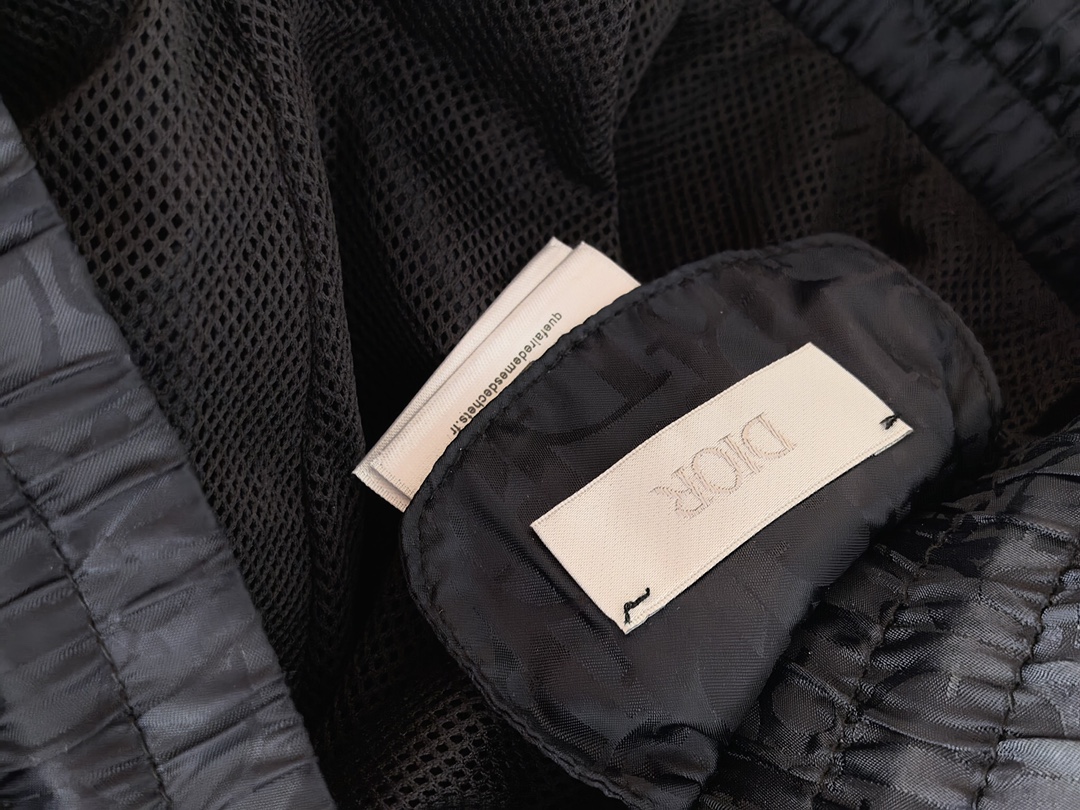 ！ DIOR 迪奥2026新款肌理暗纹梭织短裤，采用高密梭织数码印花面料，布面自带微皱肌理感，兼具挺括性